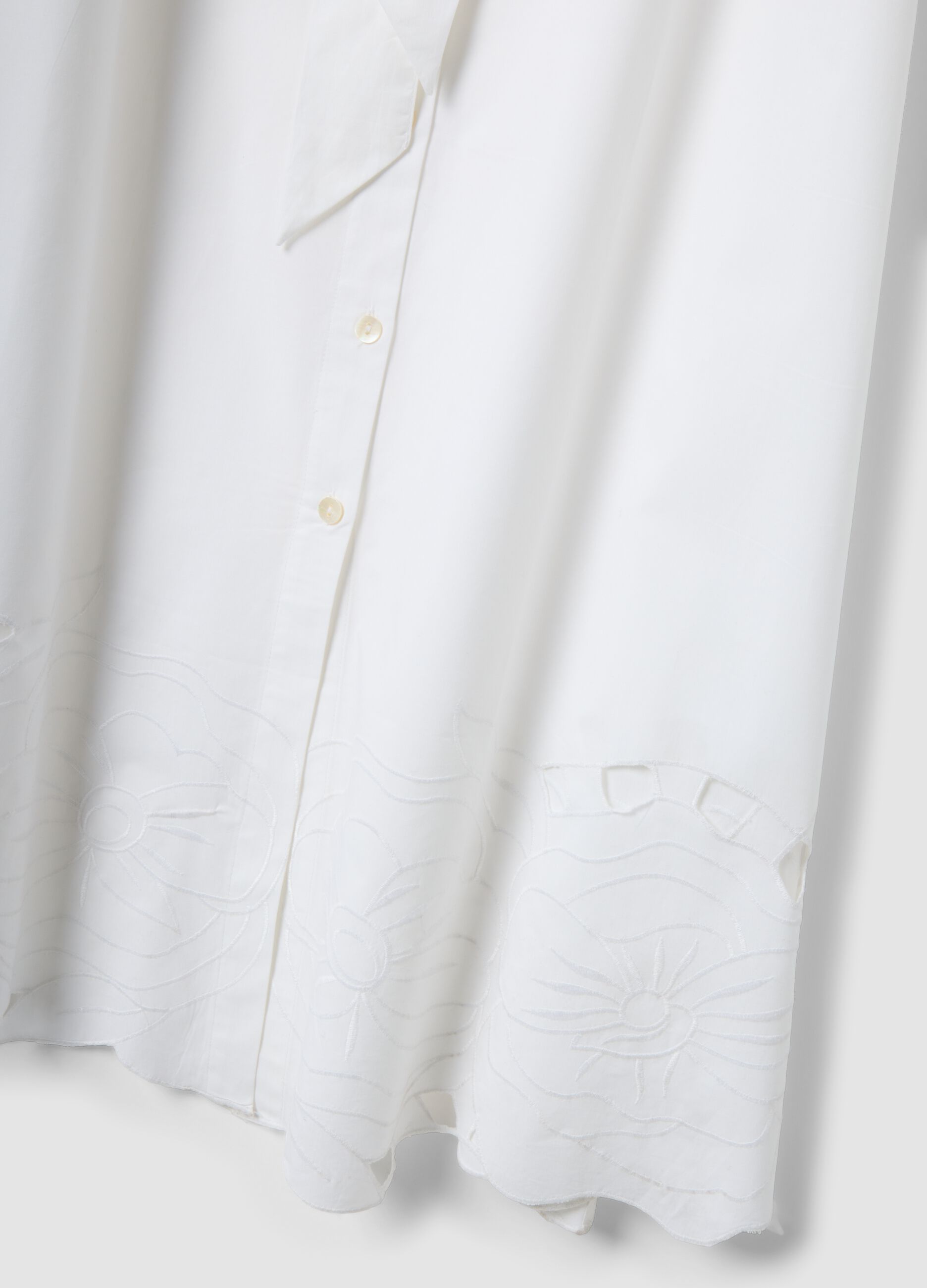 Wei&szlig;es Maxikleid aus reiner Baumwolle in Regular Fit mit Stickereien