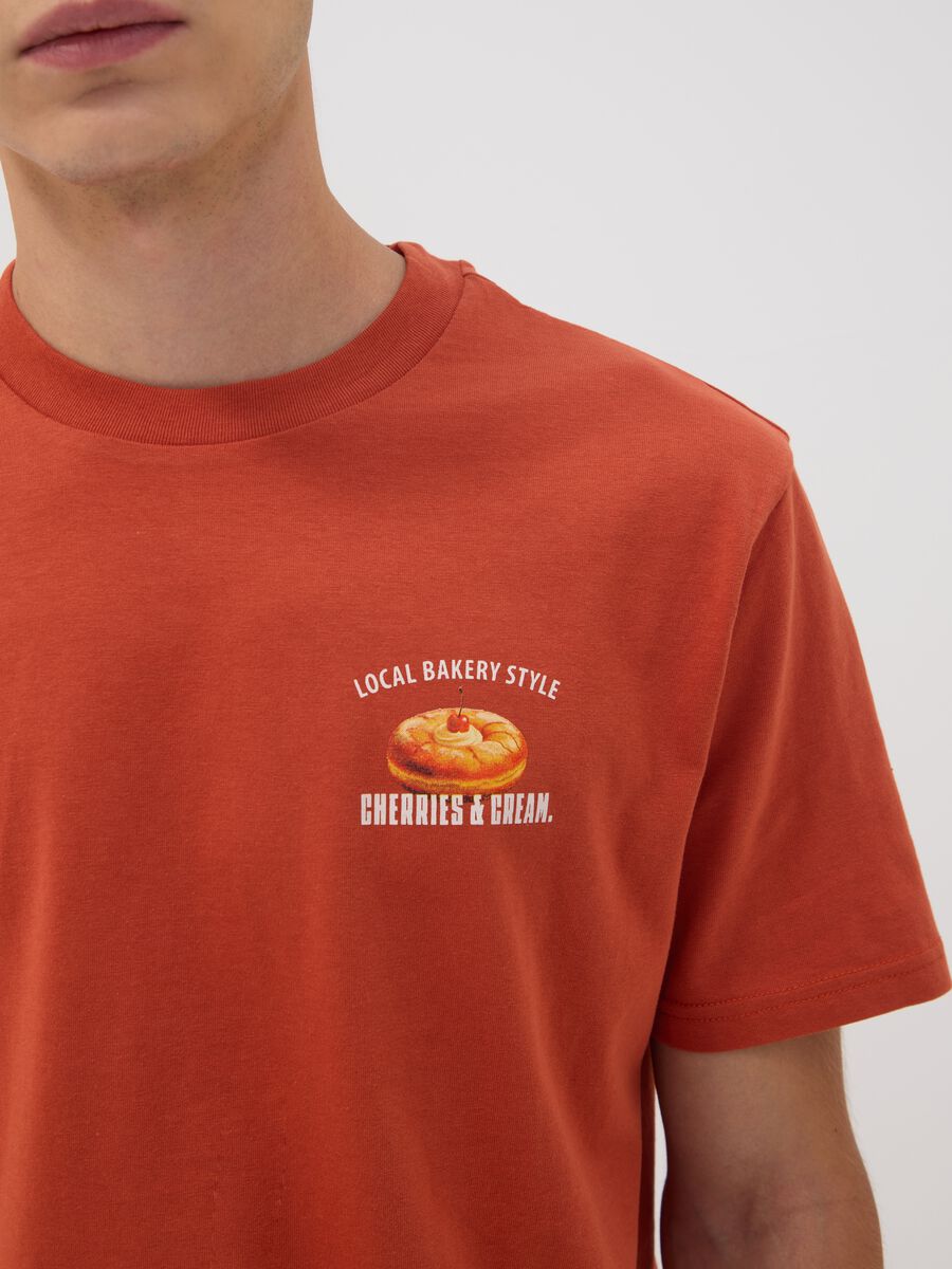T-shirt rossa in puro cotone jersey con stampa grafica regular fit_2