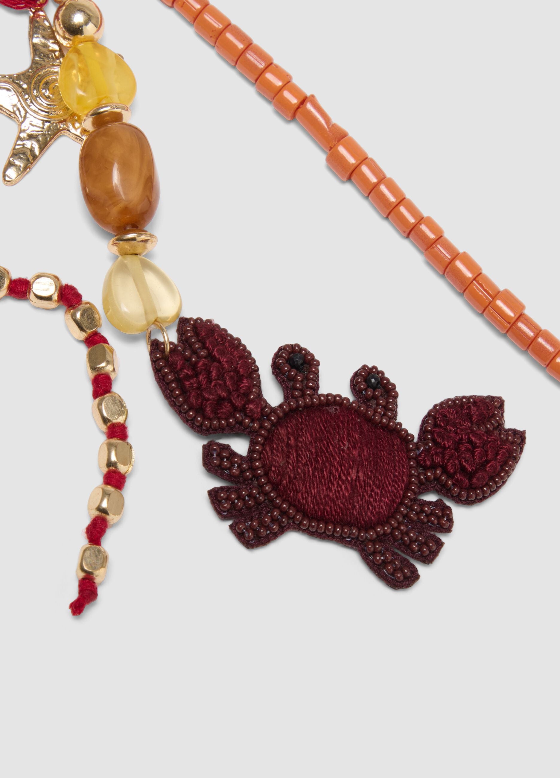 Mehrfarbiger Schl&uuml;sselanh&auml;nger mit dekorativen Anh&auml;ngern