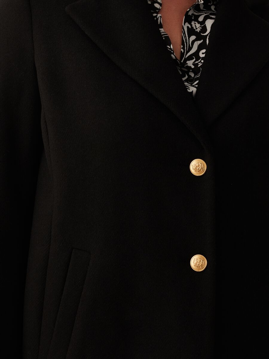 Curvy short coat with golden buttons_3