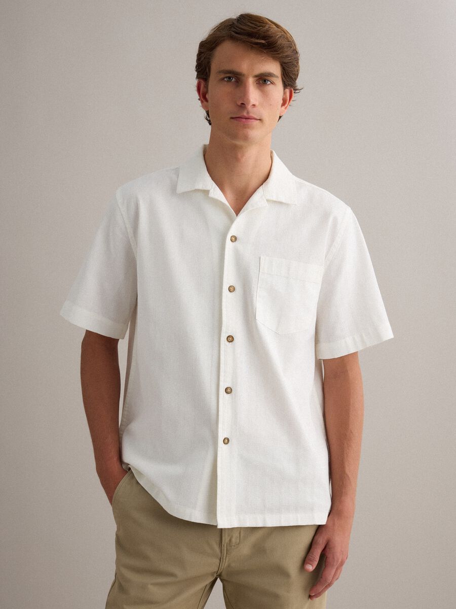 Wei&szlig;es Regular-Fit-Hemd aus reiner Baumwolle mit Streifen und Brusttasche_1