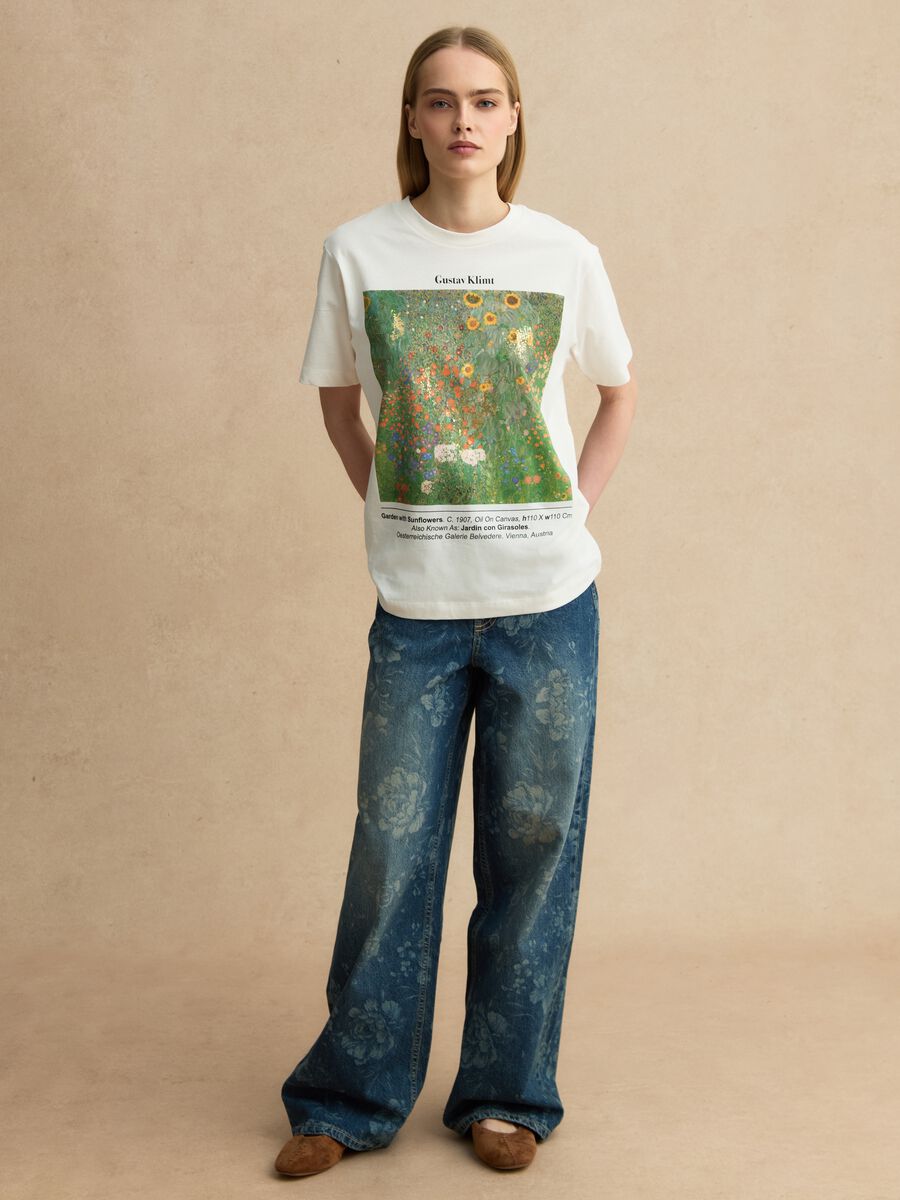 &Lambda;&epsilon;&upsilon;&kappa;ό T-shirt &alpha;&pi;ό &kappa;&alpha;&theta;&alpha;&rho;ό &beta;&alpha;&mu;&beta;ά&kappa;&iota; regular fit &mu;&epsilon; &epsilon;&kappa;&tau;ύ&pi;&omega;&sigma;&eta; Klimt_1