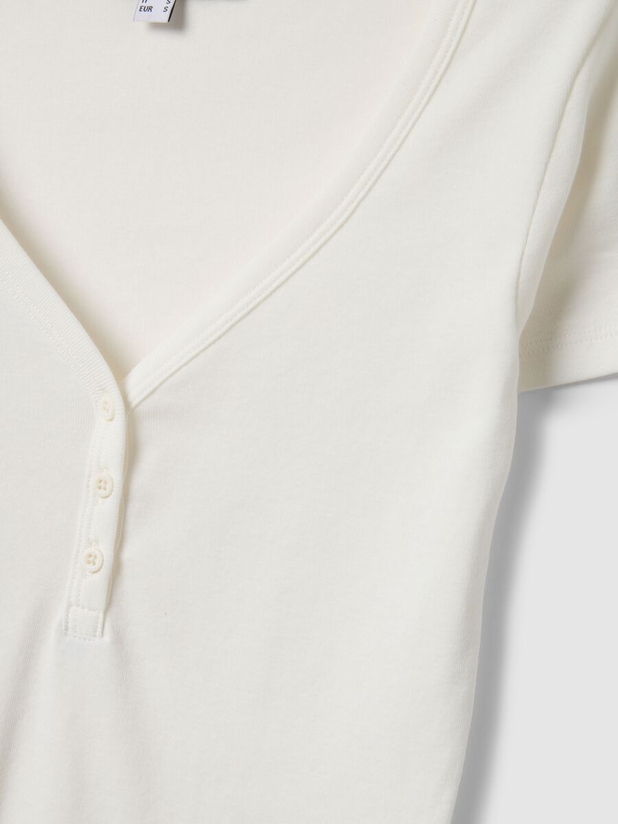 Wei&szlig;e T-Shirt aus reiner Baumwolle mit regul&auml;rer Passform und V-Ausschnitt_5