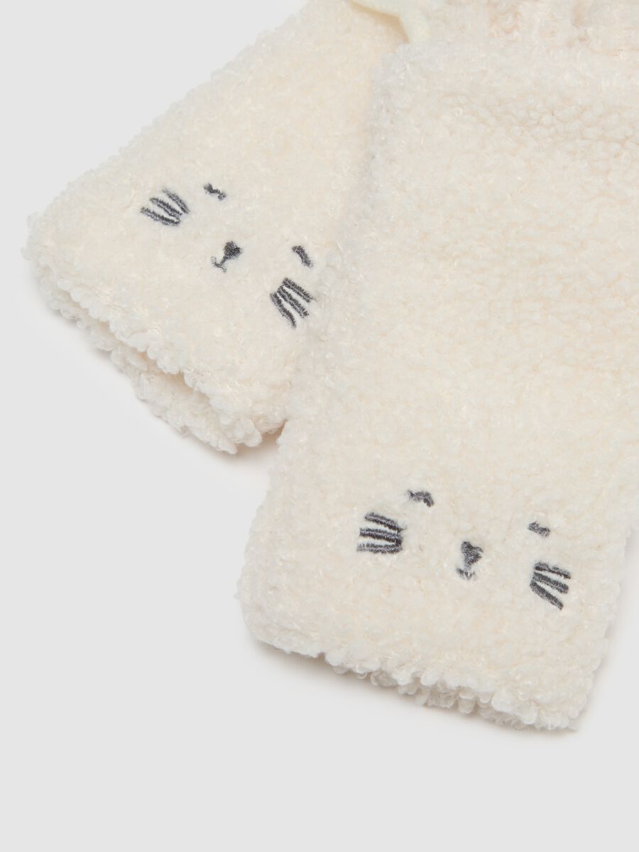 White toddler gloves with embroidery_1