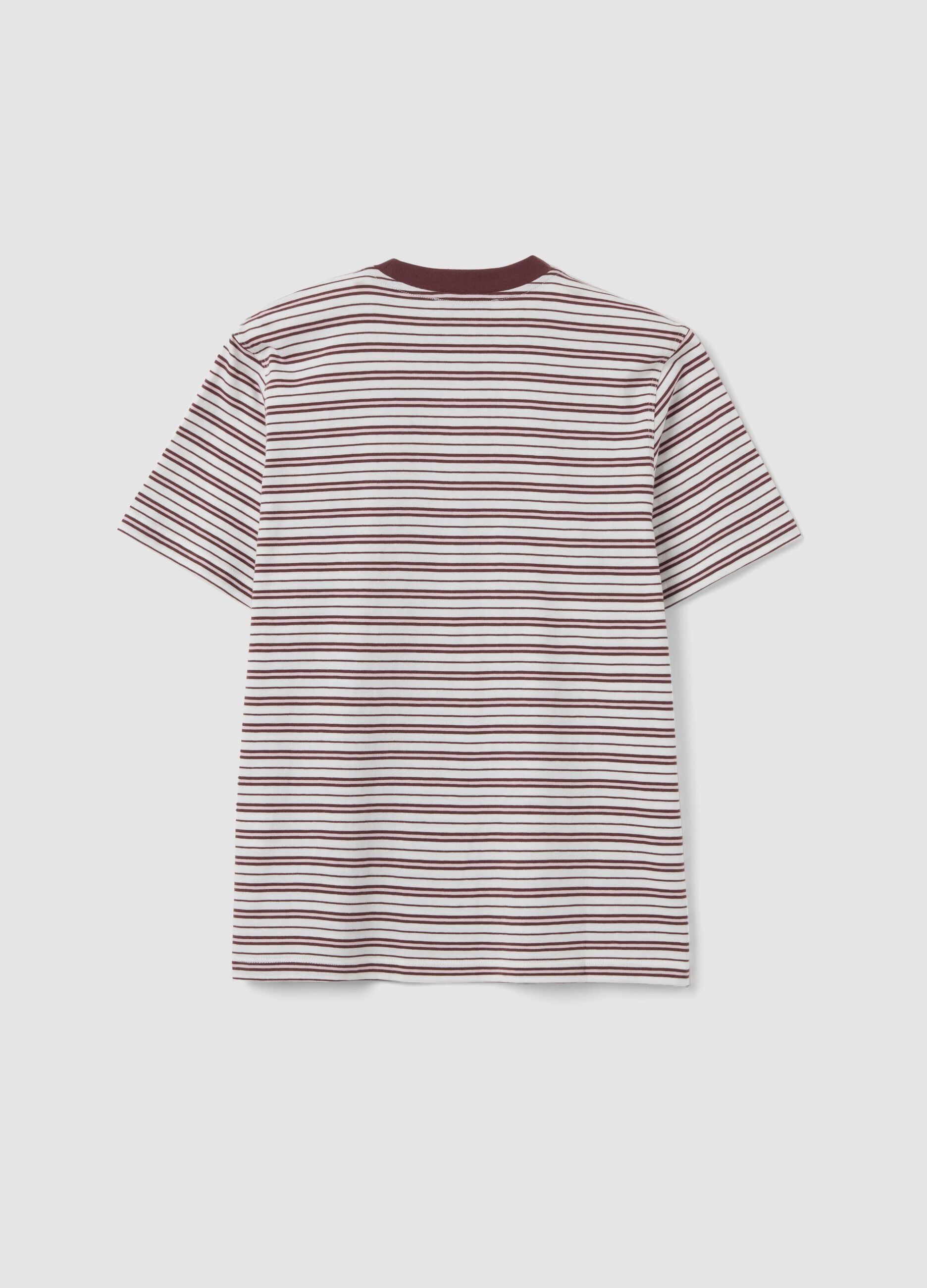 &Pi;&omicron;&lambda;ύ&chi;&rho;&omega;&mu;&omicron; &rho;&iota;&gamma;έ T-shirt relaxed fit &alpha;&pi;ό 100% &beta;&alpha;&mu;&beta;ά&kappa;&iota; &mu;&epsilon; &kappa;έ&nu;&tau;&eta;&mu;&alpha; &sigma;&tau;&omicron; &sigma;&tau;ή&theta;&omicron;&sigmaf;