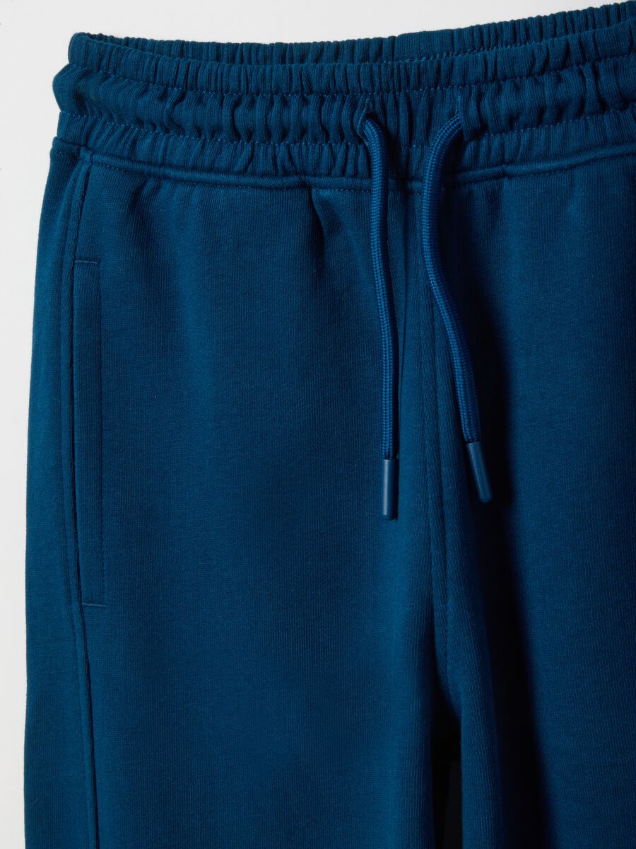 Blaue Jogger-Hose aus reiner Baumwolle f&uuml;r Kinder, regular fit mit Aufn&auml;her_2