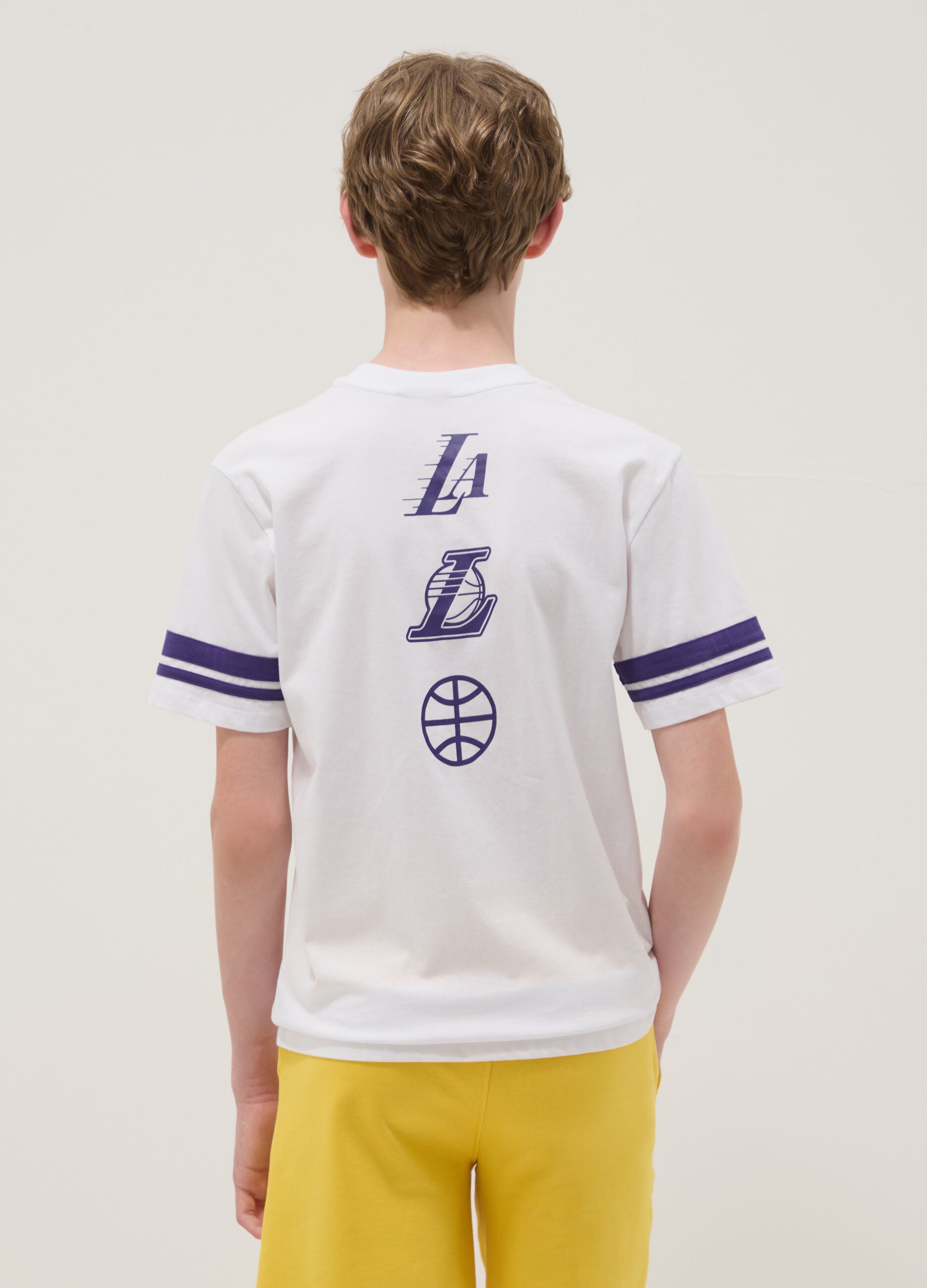 &Lambda;&epsilon;&upsilon;&kappa;ό &pi;&alpha;&iota;&delta;&iota;&kappa;ό T-shirt &alpha;&pi;ό &kappa;&alpha;&theta;&alpha;&rho;ό &beta;&alpha;&mu;&beta;ά&kappa;&iota; &sigma;&epsilon; &chi;&alpha;&lambda;&alpha;&rho;ή &gamma;&rho;&alpha;&mu;&mu;ή &mu;&epsilon; &sigma;&tau;ά&mu;&pi;&epsilon;&sigmaf; Lakers