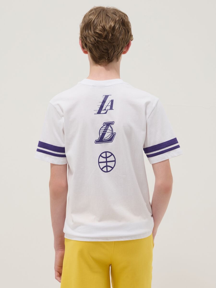 &Lambda;&epsilon;&upsilon;&kappa;ό &pi;&alpha;&iota;&delta;&iota;&kappa;ό T-shirt &alpha;&pi;ό &kappa;&alpha;&theta;&alpha;&rho;ό &beta;&alpha;&mu;&beta;ά&kappa;&iota; &sigma;&epsilon; &chi;&alpha;&lambda;&alpha;&rho;ή &gamma;&rho;&alpha;&mu;&mu;ή &mu;&epsilon; &sigma;&tau;ά&mu;&pi;&epsilon;&sigmaf; Lakers_1