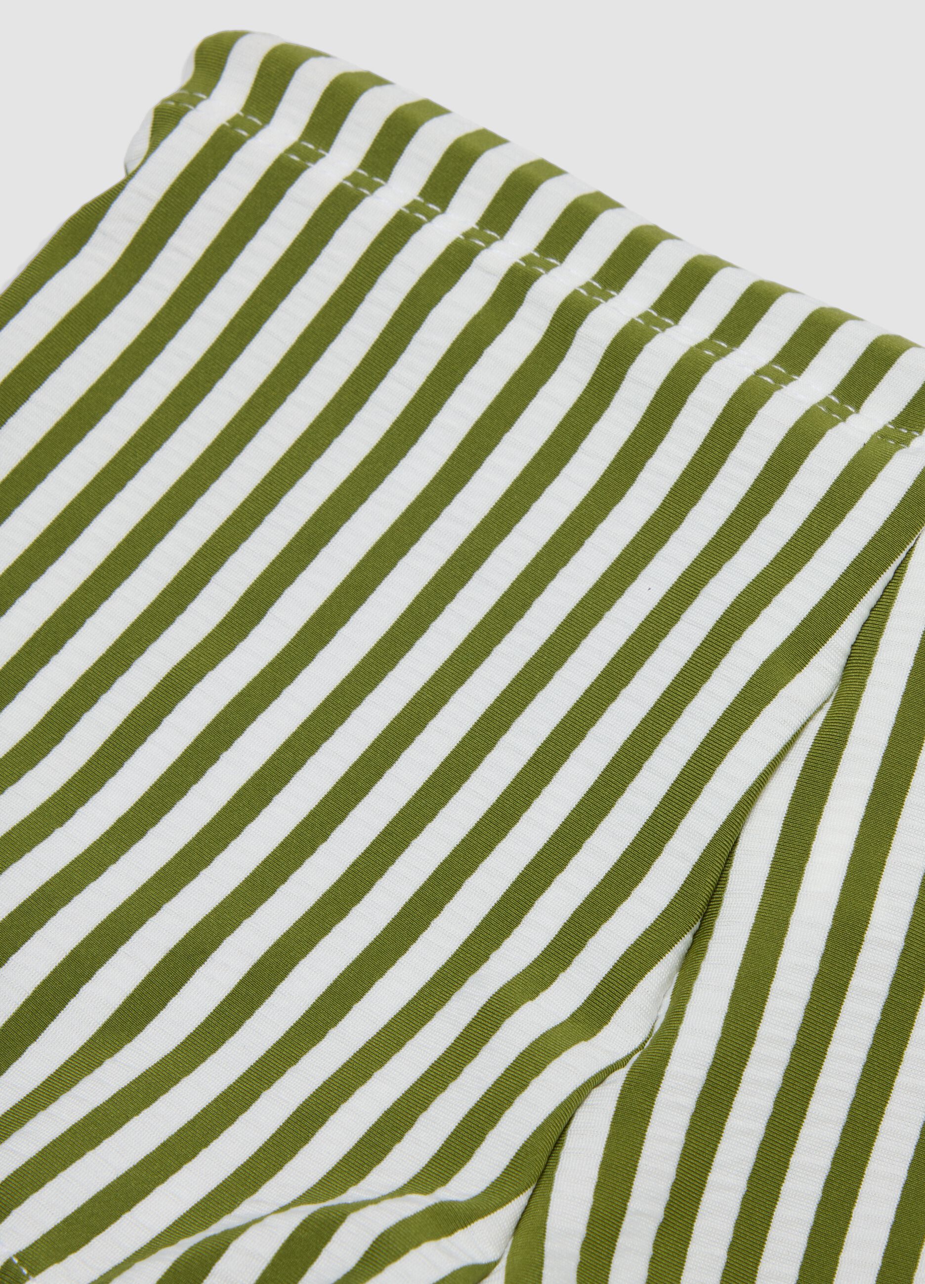 Gr&uuml;n-wei&szlig;e Boxer-Badehose aus Stretchmaterial