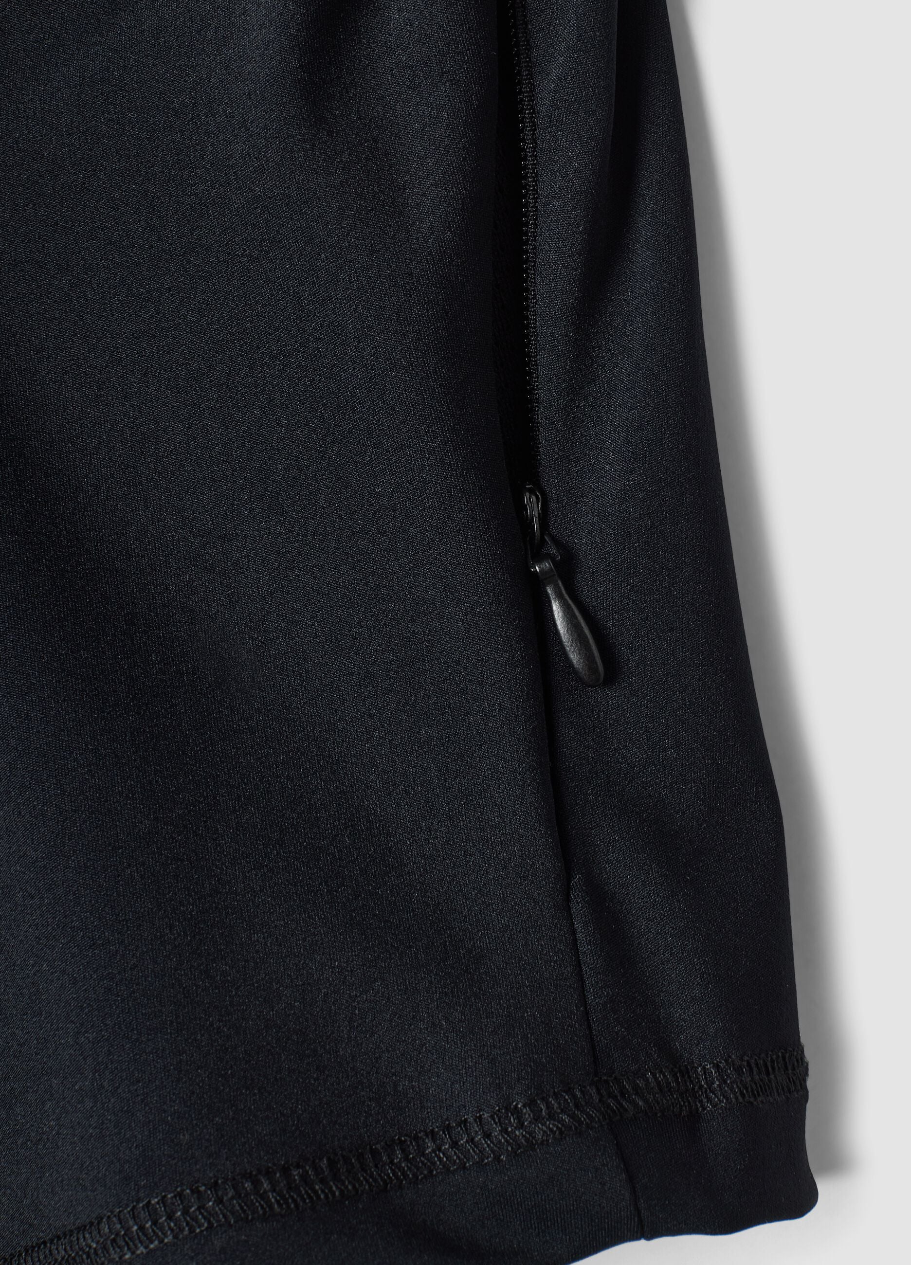 Schwarzer Full-Zip in k&ouml;rpernaher Passform