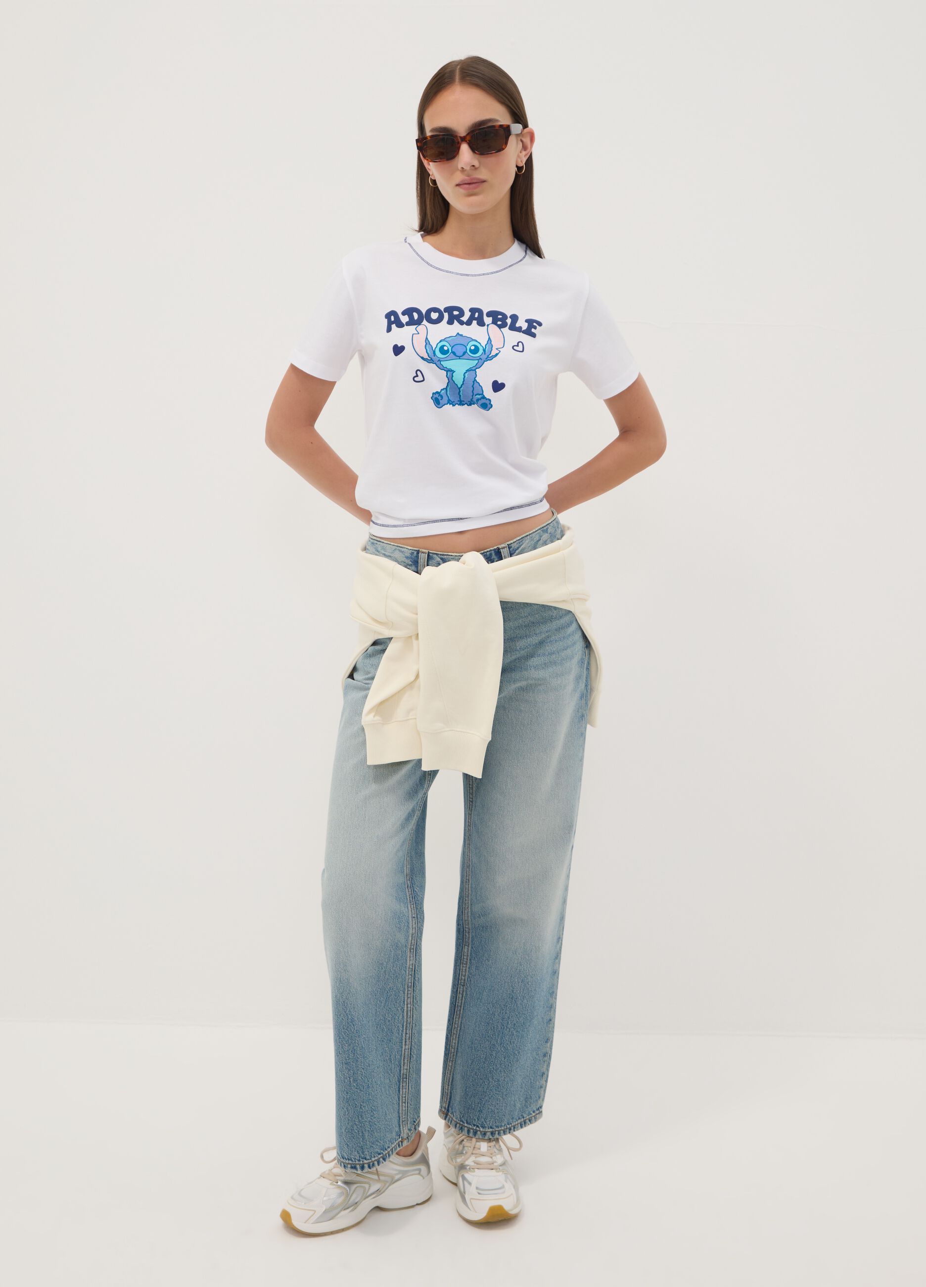 T-shirt branca em algod&atilde;o puro com estampado do Stitch, corte regular