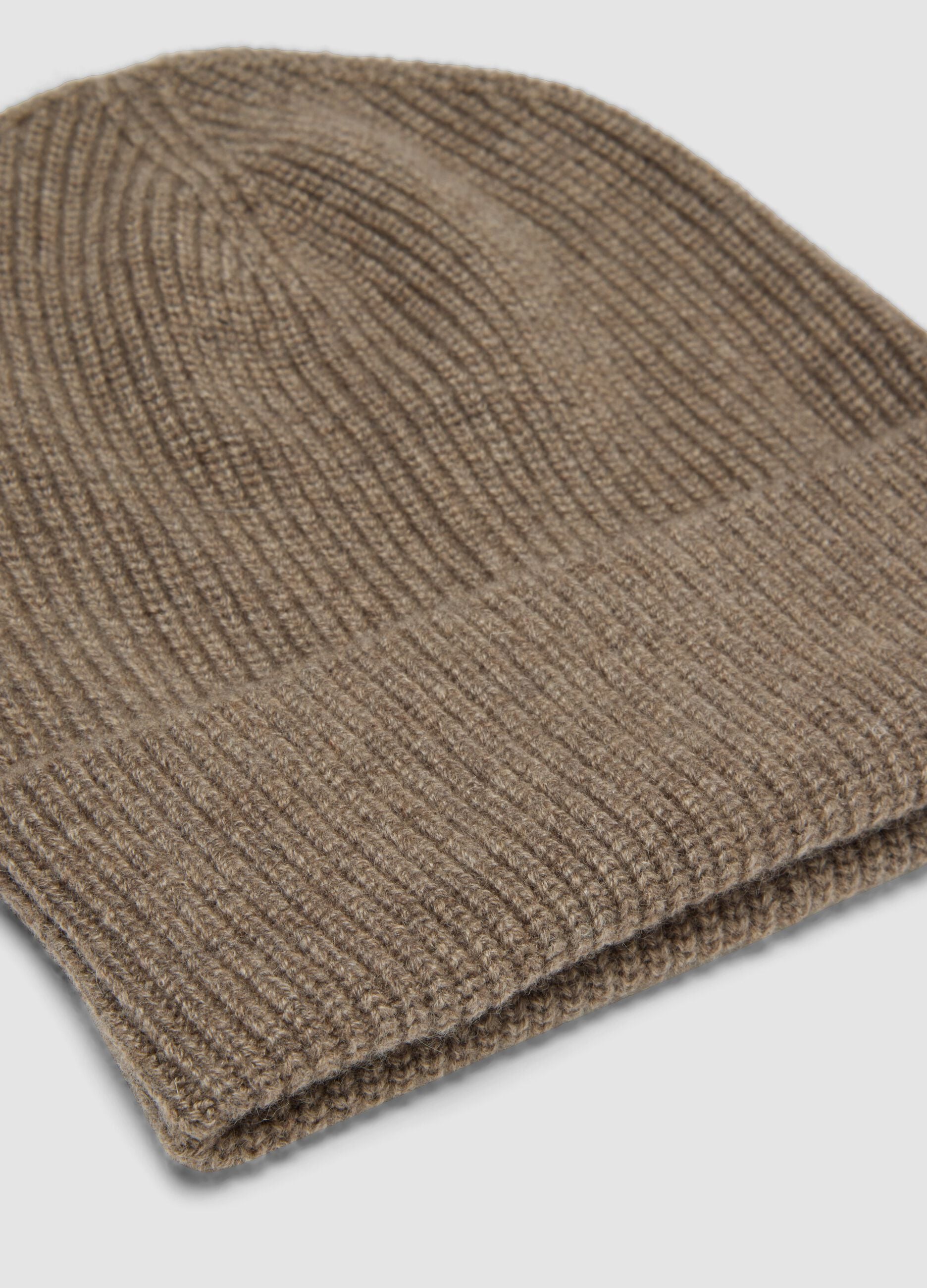 Beige ribbed pure cashmere beanie