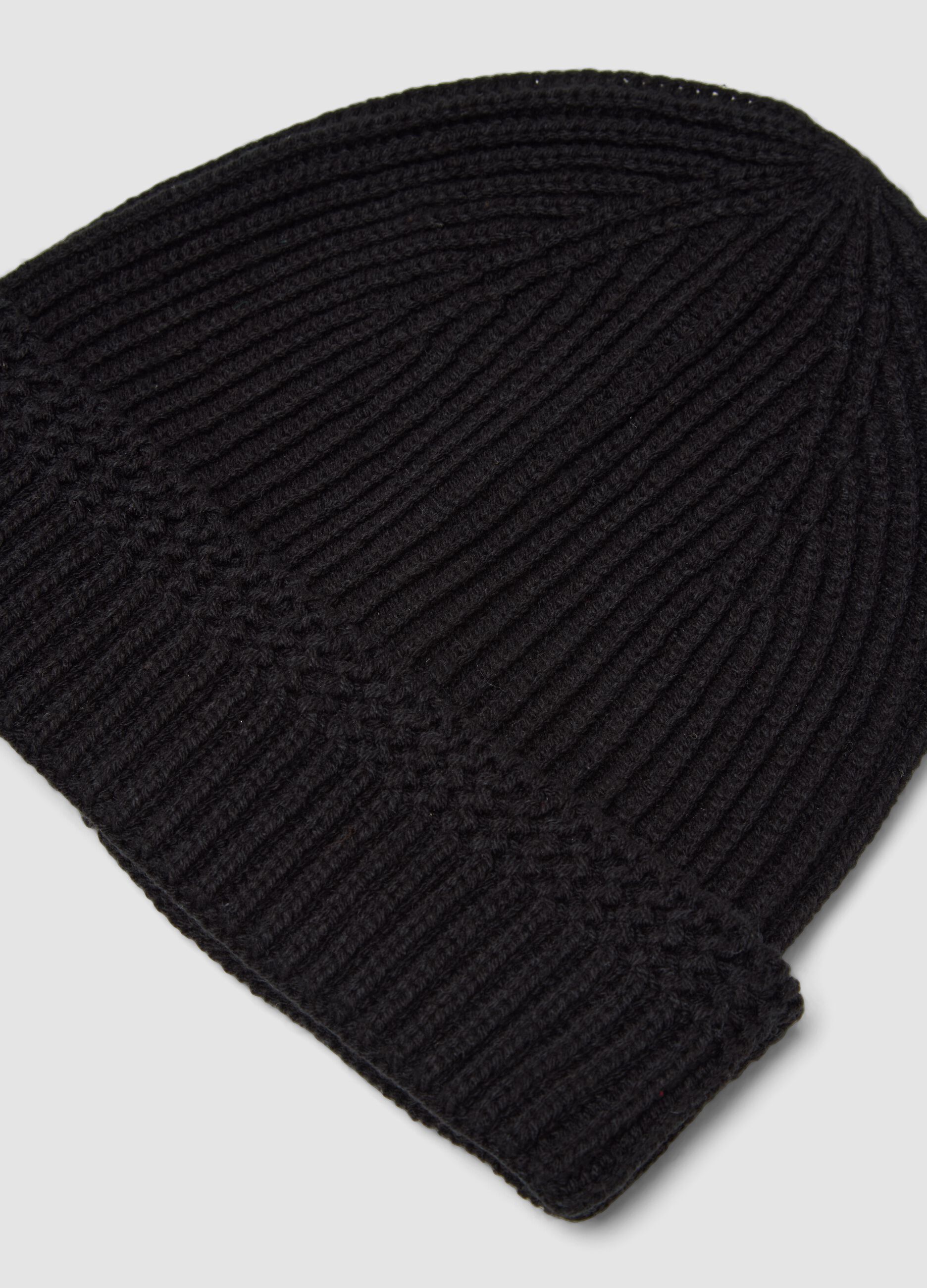 Berretto nero a coste in misto cotone