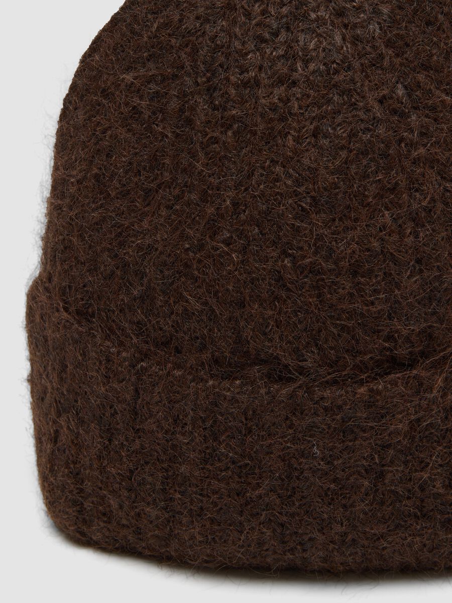 Cappello marrone in lana elasticizzata a coste_2