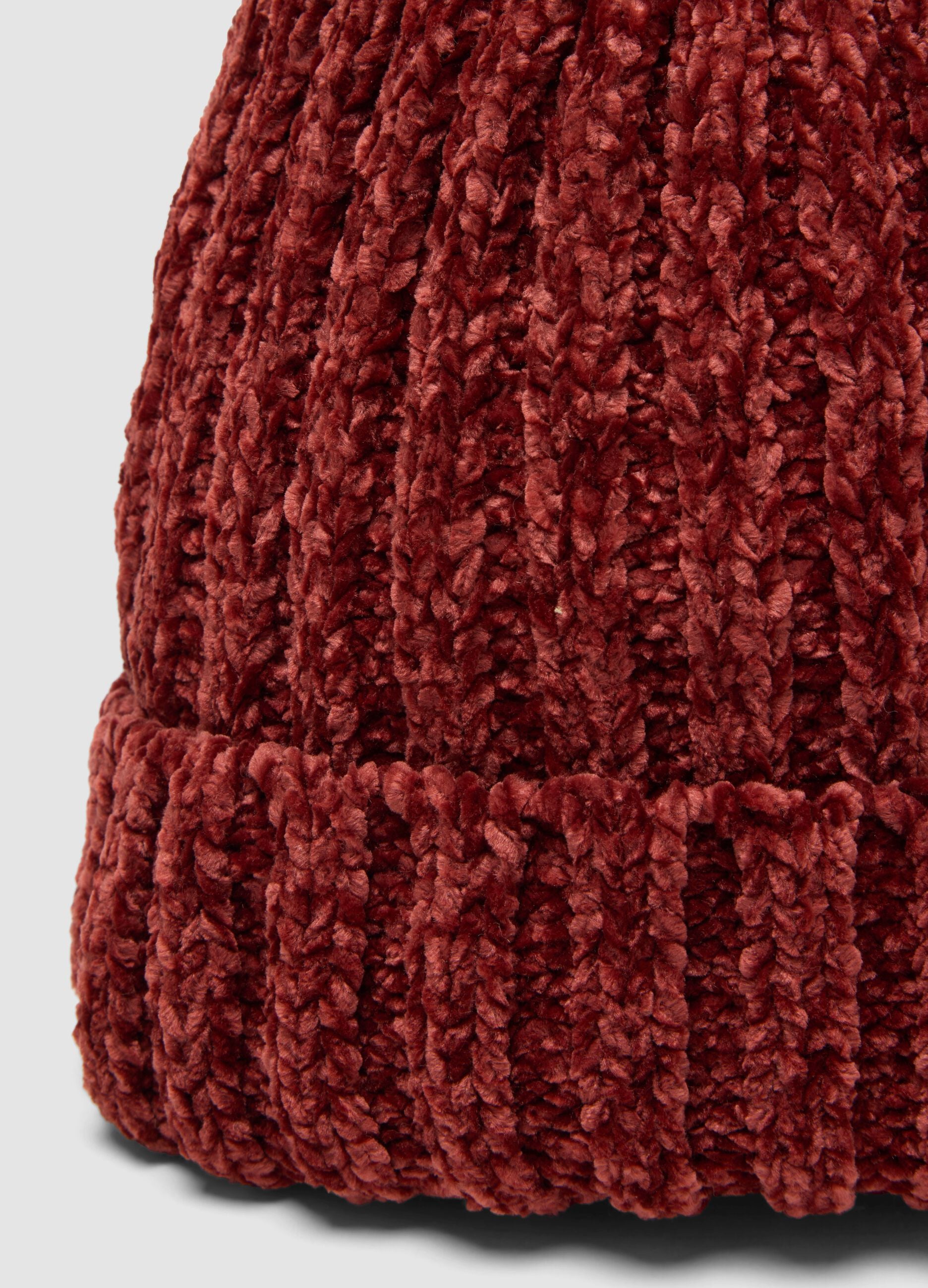 Red ribbed stretch beanie