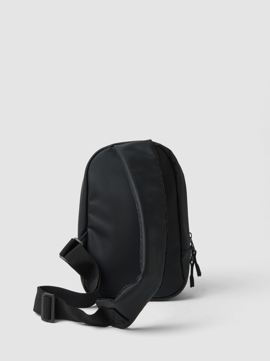 Borsa sportiva nera a tracolla con tasca frontale idrorepellente_1