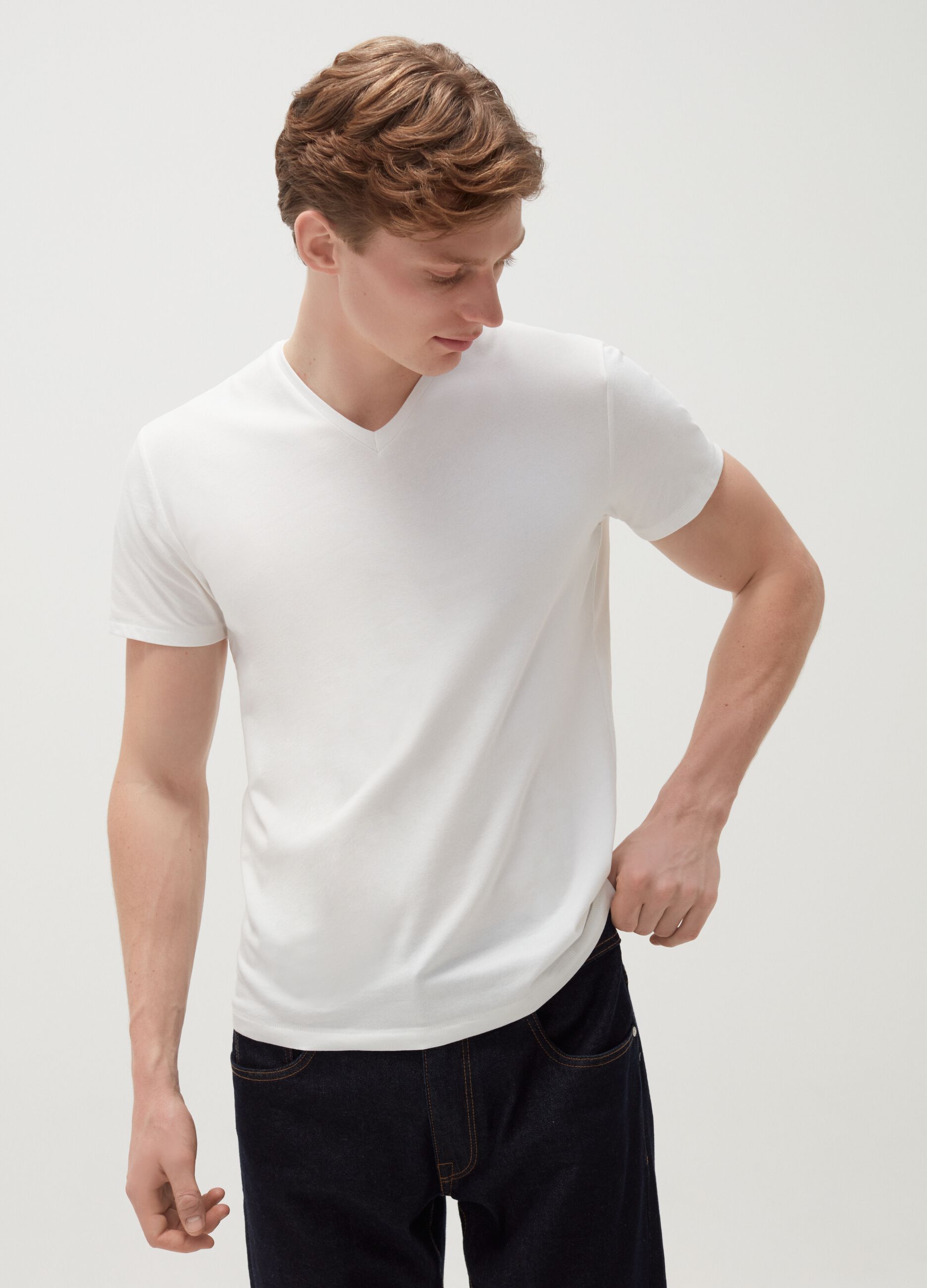 Camiseta de algodón elástico con cuello de pico
