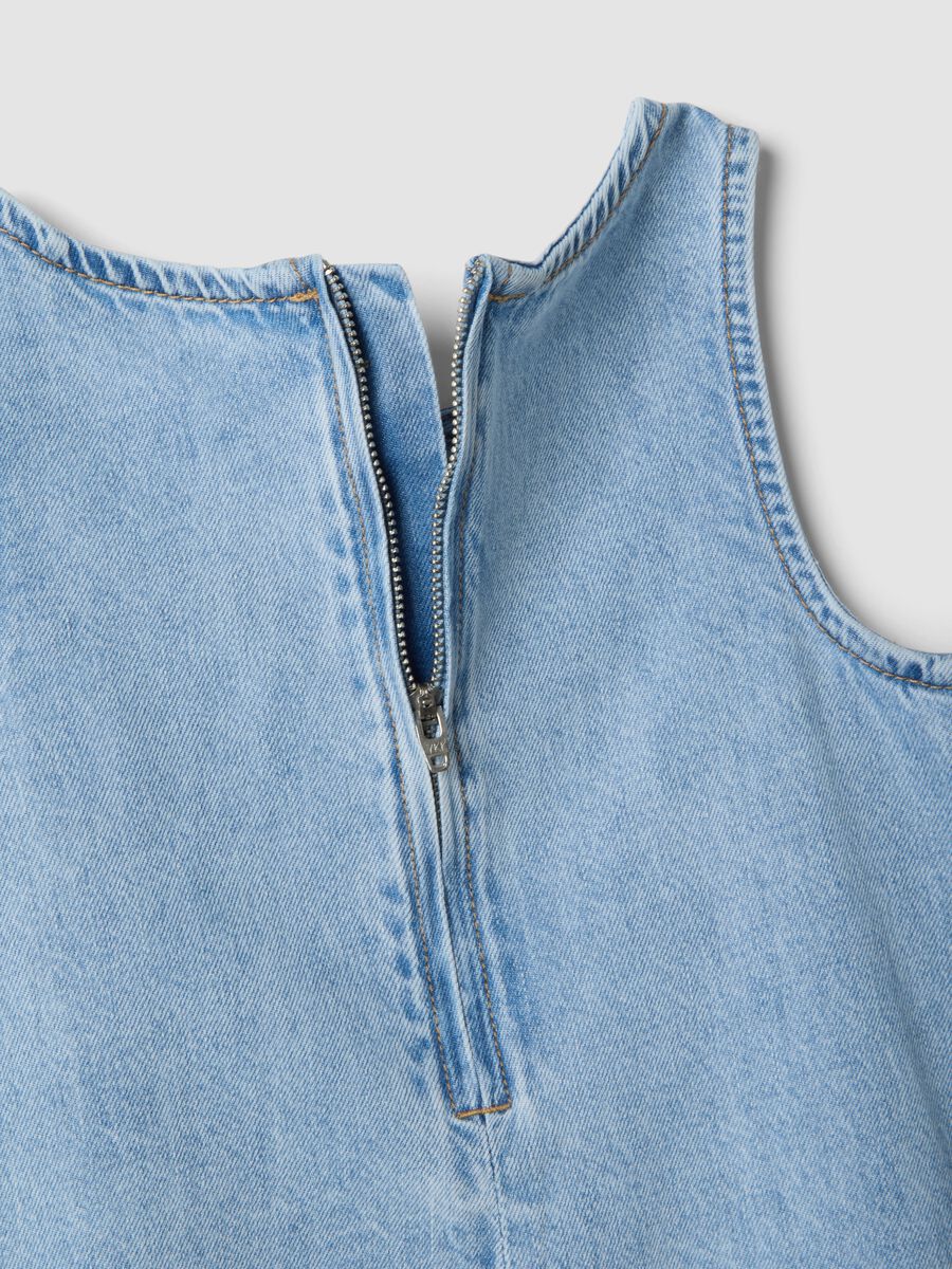 &Auml;rmelloses M&auml;dchenkleid aus hellblauem Denim aus Baumwollmix, Oversize-Passform_3