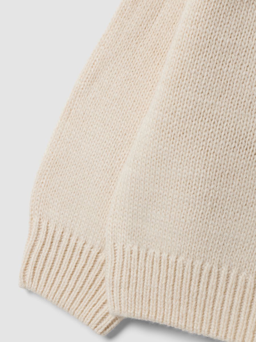 Beige crew-neck jumper with flower, regular fit_3