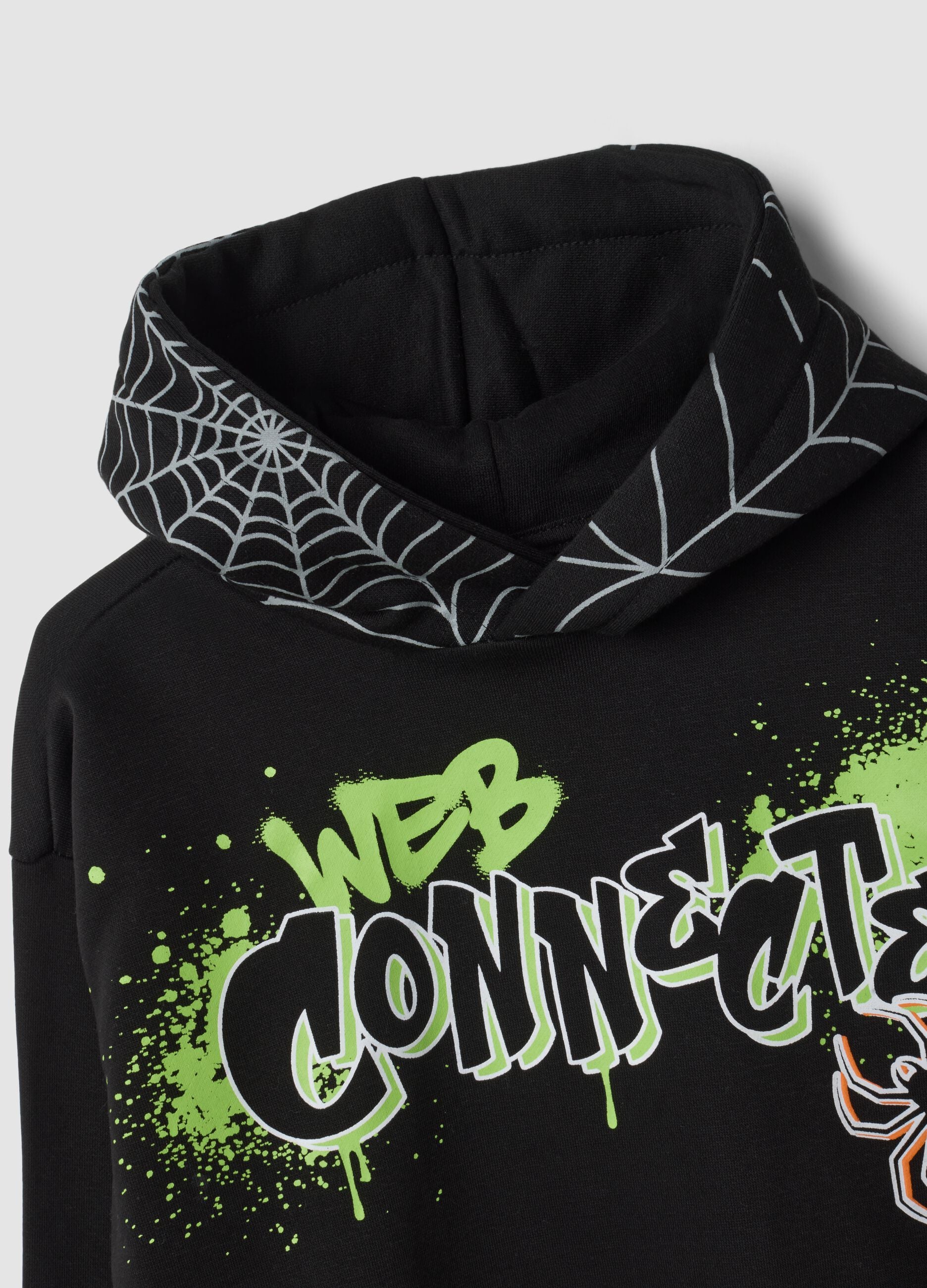 Sweatshirt com capuz preta em mistura de algod&atilde;o com padr&atilde;o graffiti, corte regular