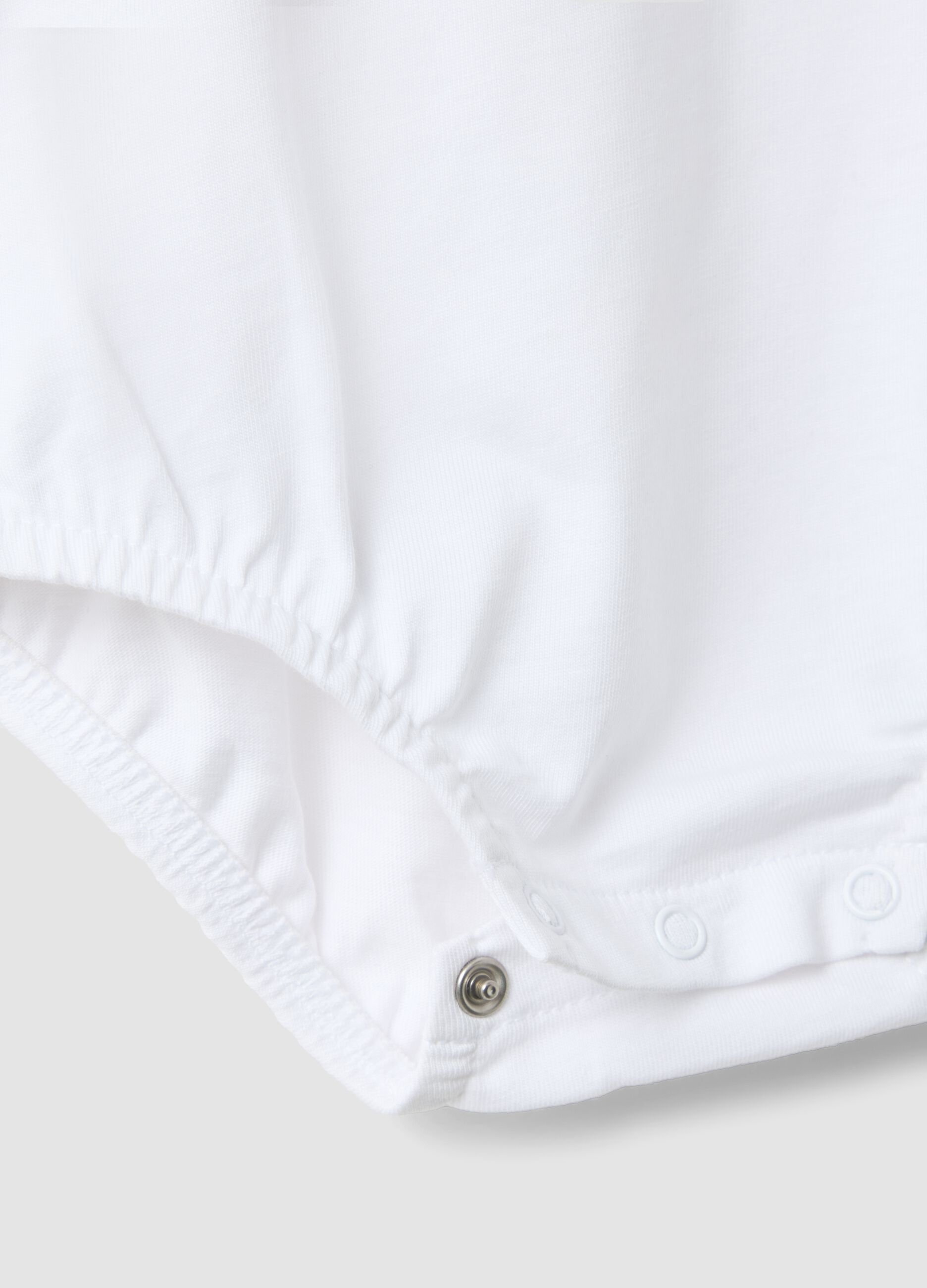 Wei&szlig;er Baby-Body aus Bio-Baumwolle mit Stickereien