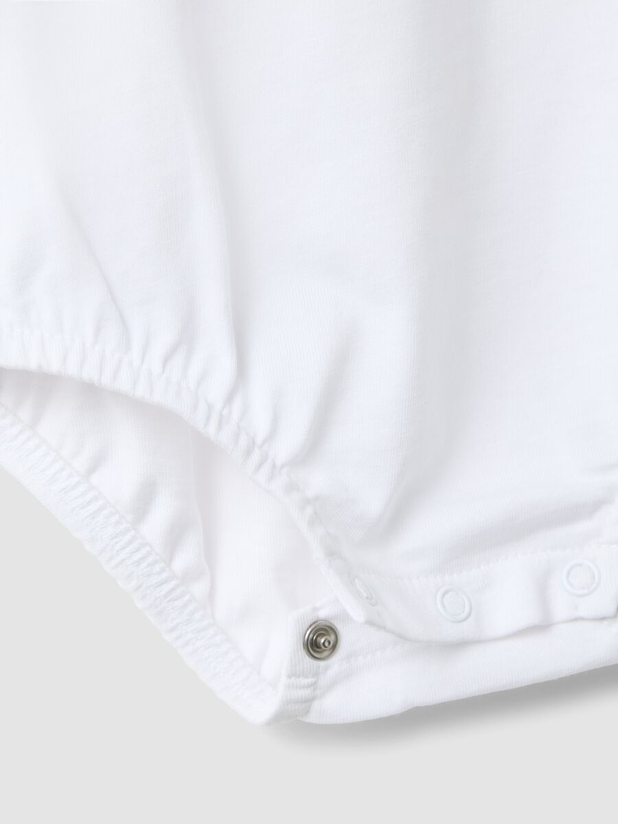 Body blanco de beb&eacute; de algod&oacute;n org&aacute;nico con bordados_3