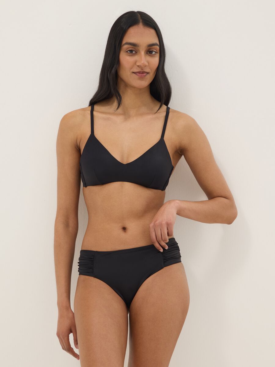 Schwarze, elastische Bade-Slips mit seitlicher Raffung_0