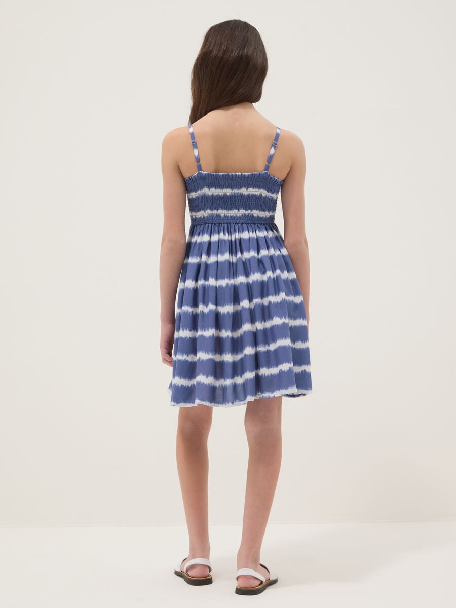 Blaues gestreiftes M&auml;dchenkleid aus reiner Viskose mit schmalen Tr&auml;gern, Wide Fit_1