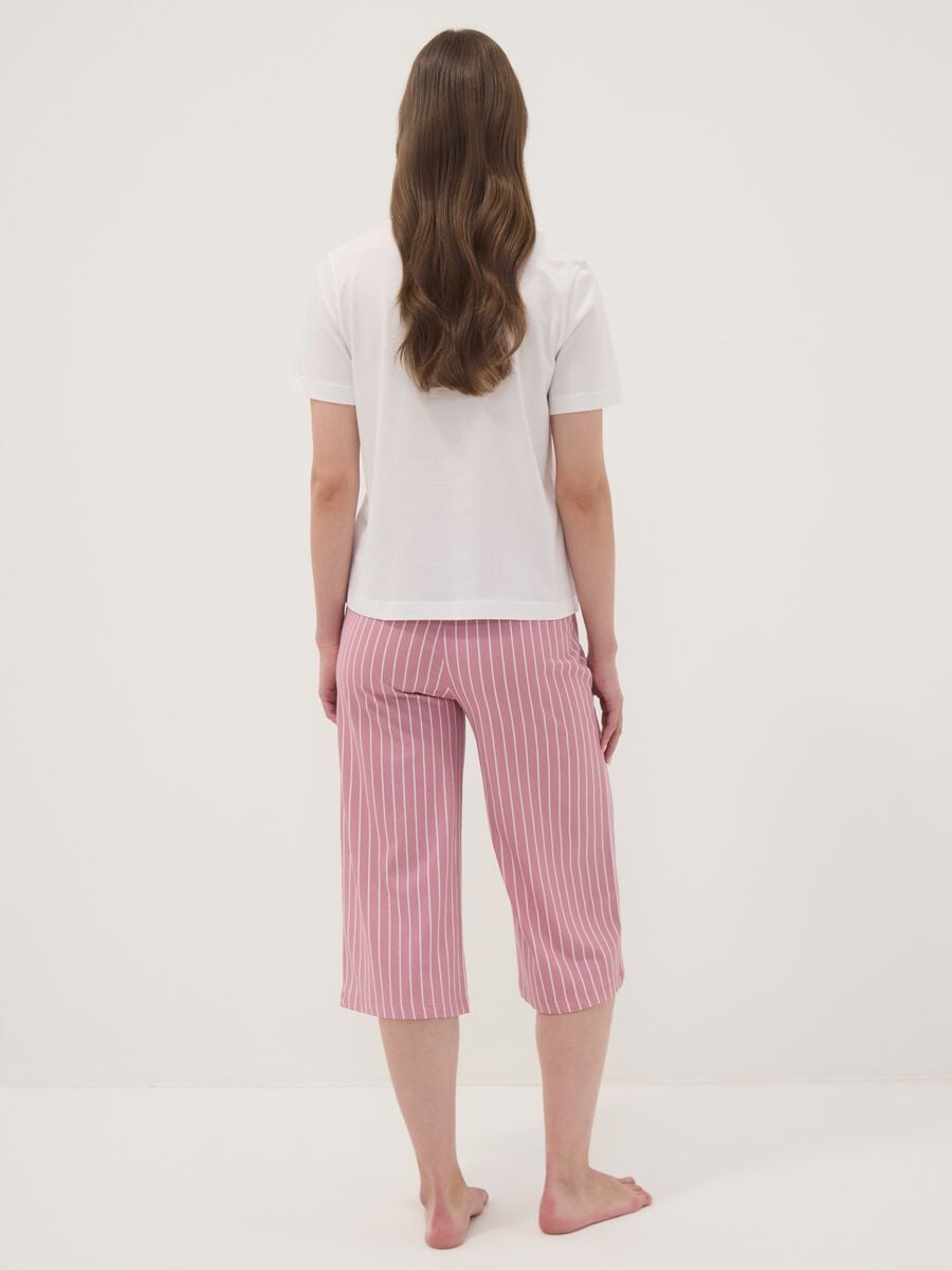Pink and white organic cotton pyjamas with cropped trousers_2