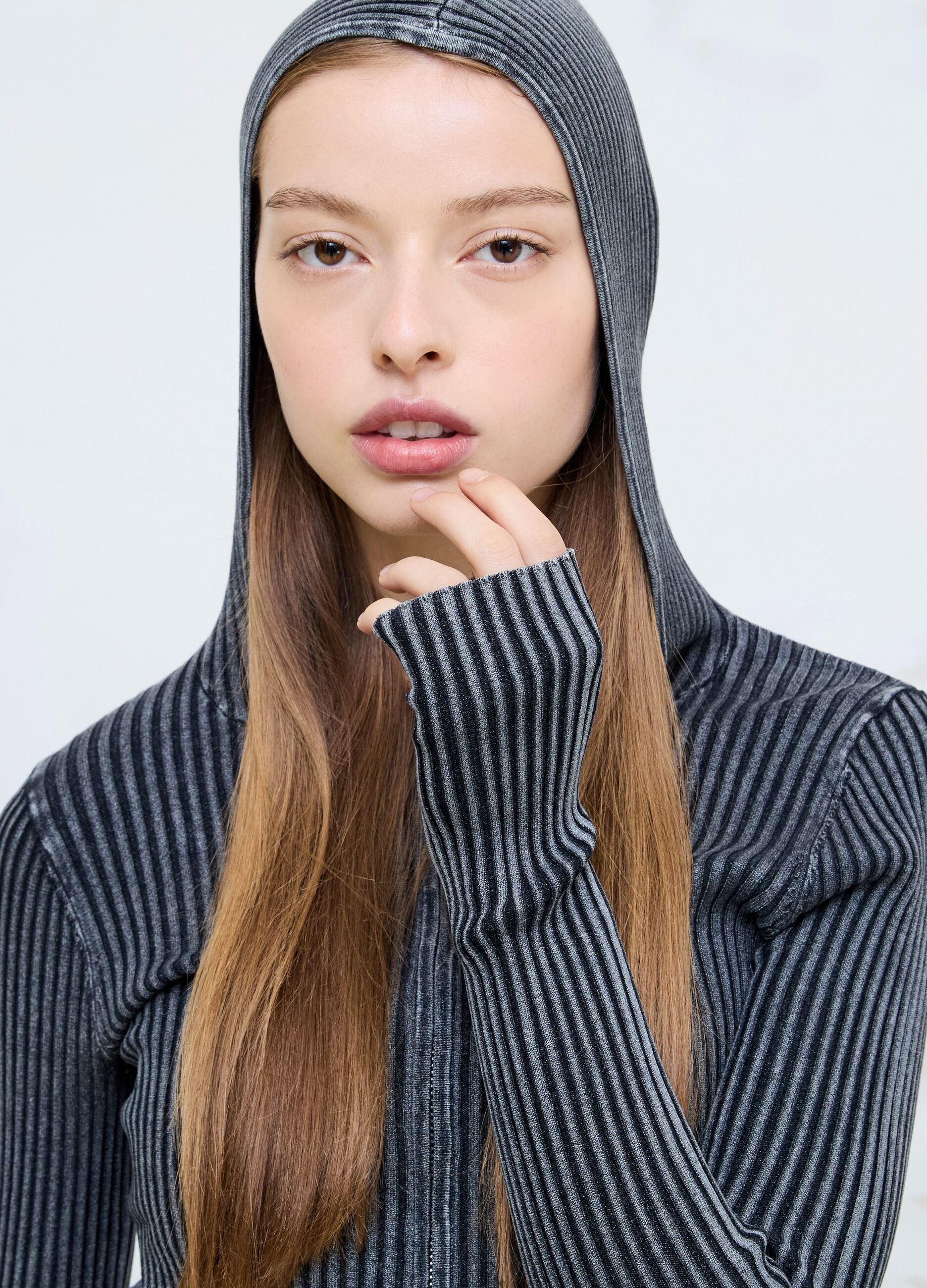 Gerippter Strick-Hoodie in Vintage-Grau