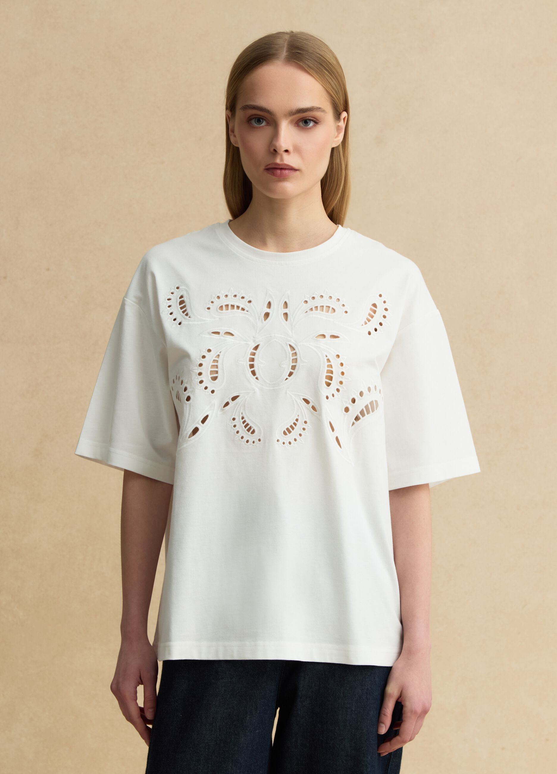 T-shirt branca regular fit em algod&atilde;o puro com bordado vazado