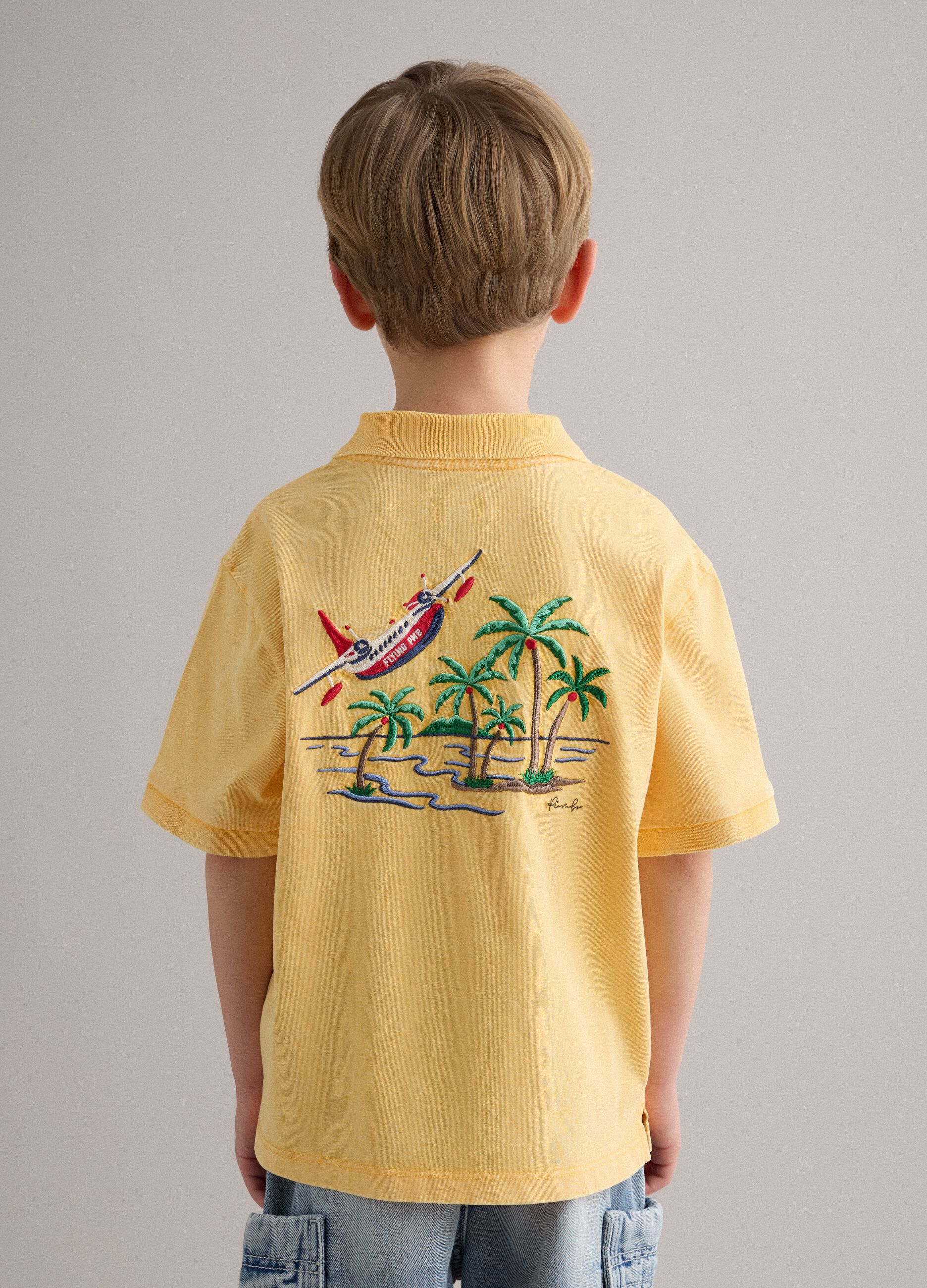 Polo amarelo de puro algod&atilde;o para crian&ccedil;as, regular fit com bordados