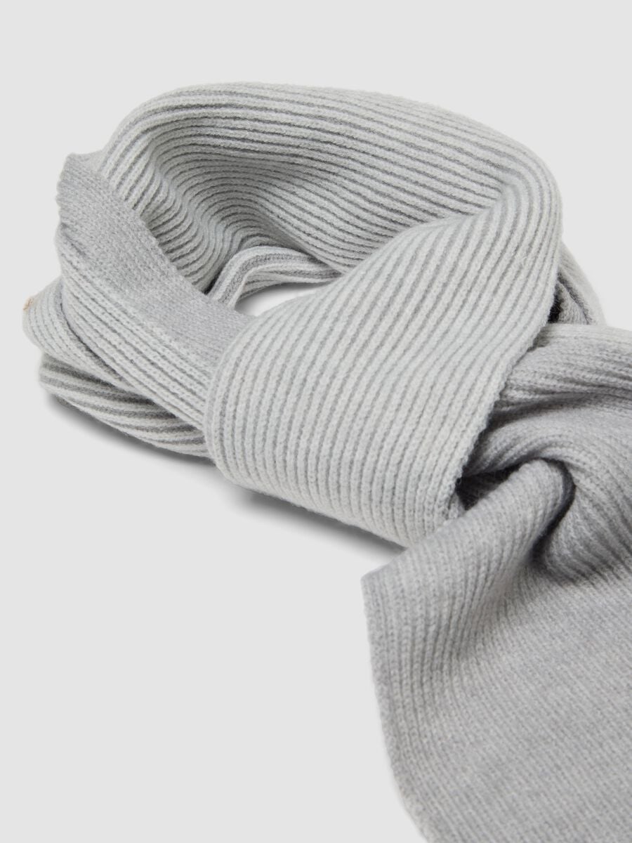 Light grey ribbed knitted scarf_1