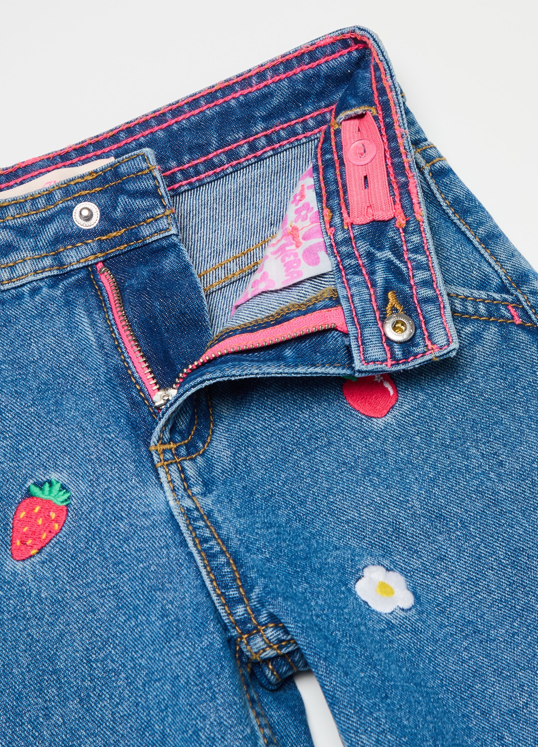 Wide-leg jeans with strawberries embroidery