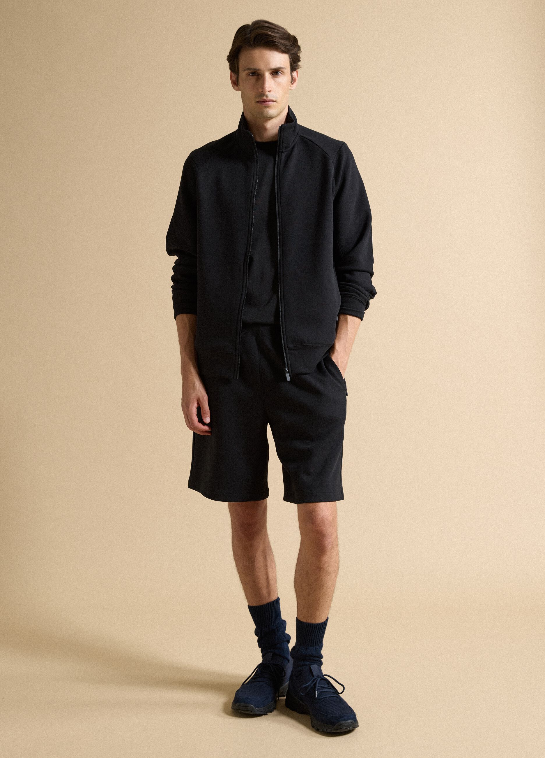 Breathable black 2-way stretch shorts