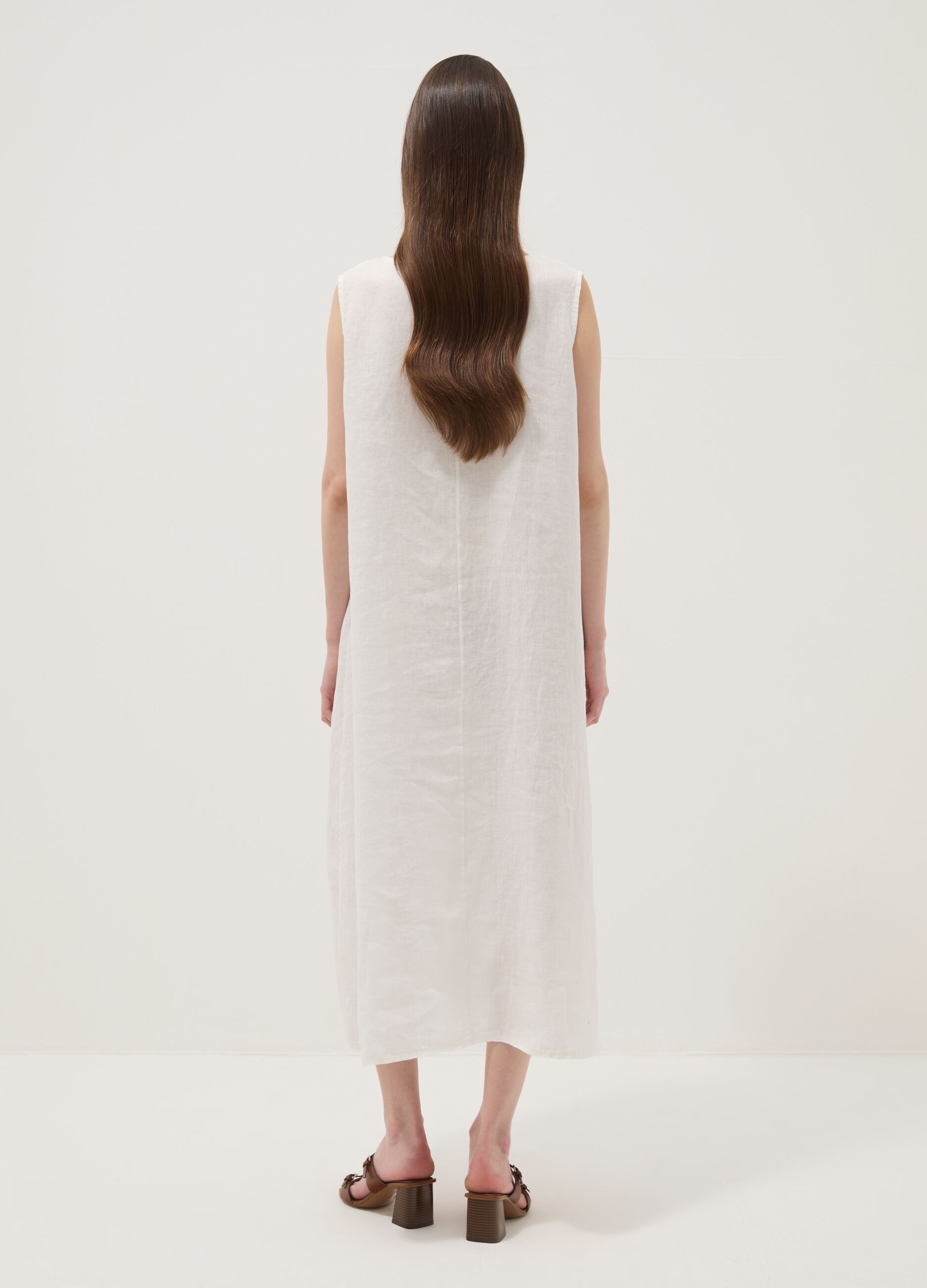 Vestido branco comprido em linho puro, corte regular