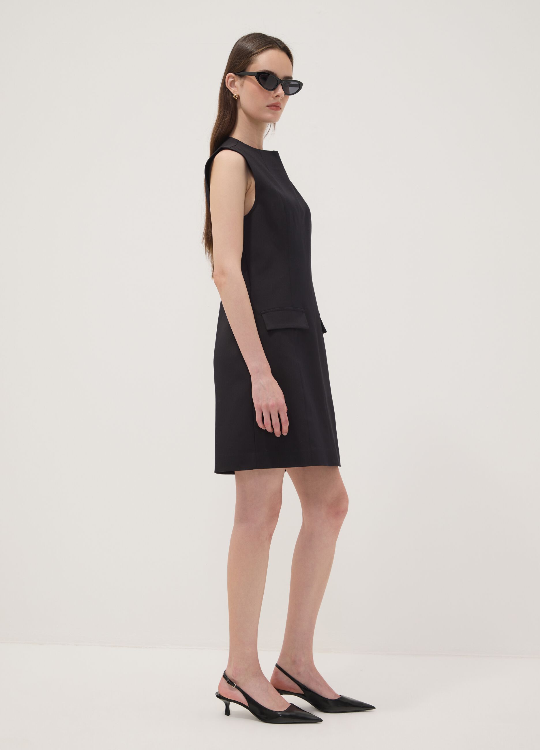 Black sleeveless fitted dress in stretch cotton with crew neck