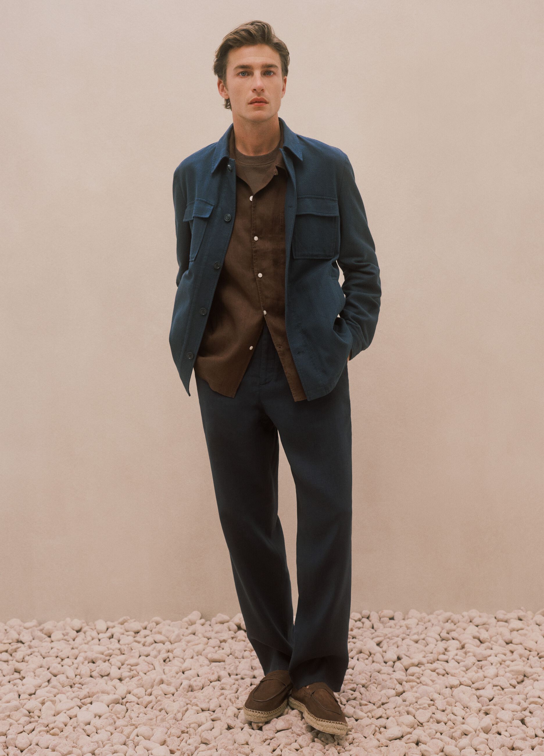 Camisa castanha de manga curta em linho puro regular fit