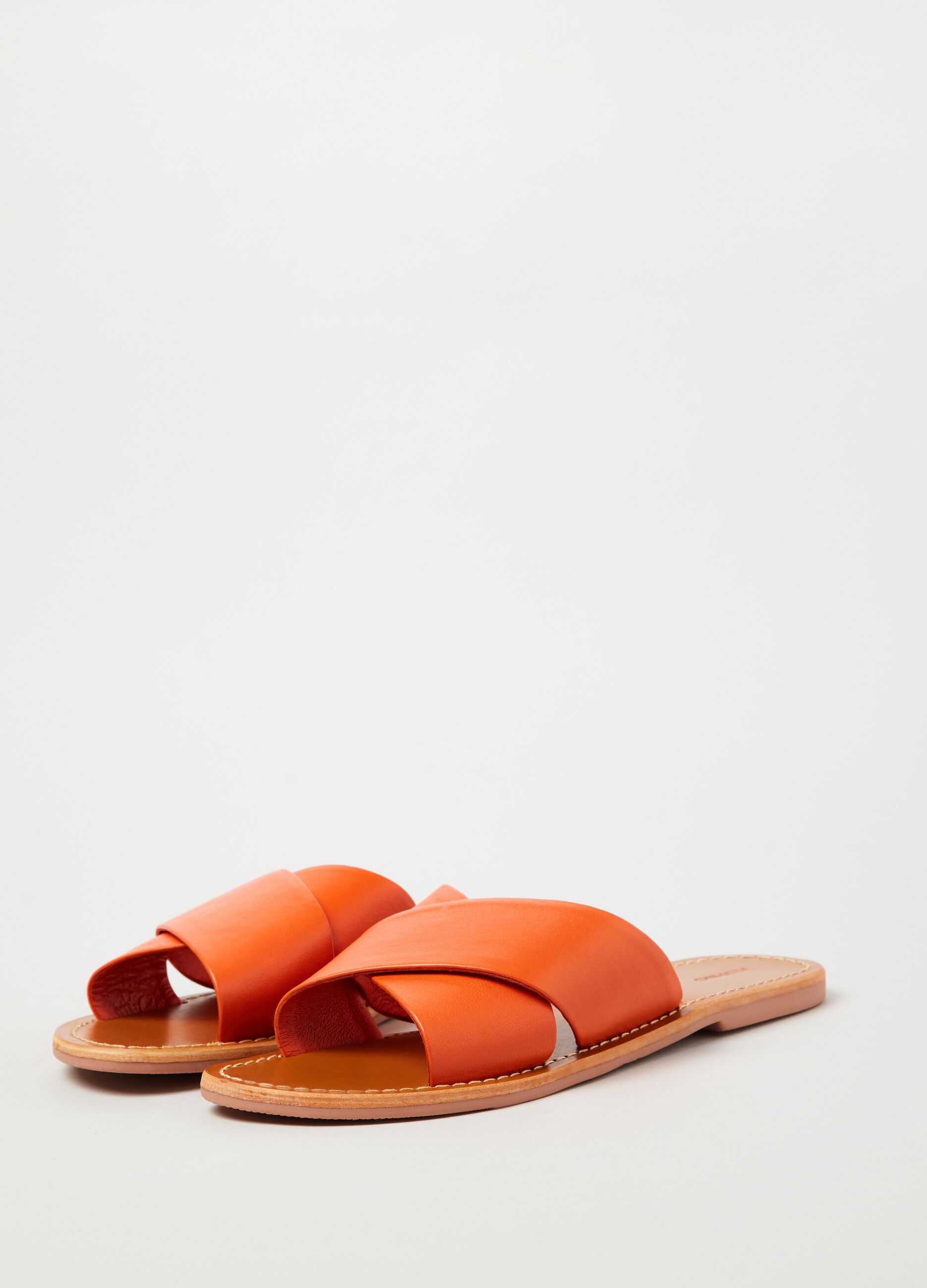 Leather sandal with crossover bands