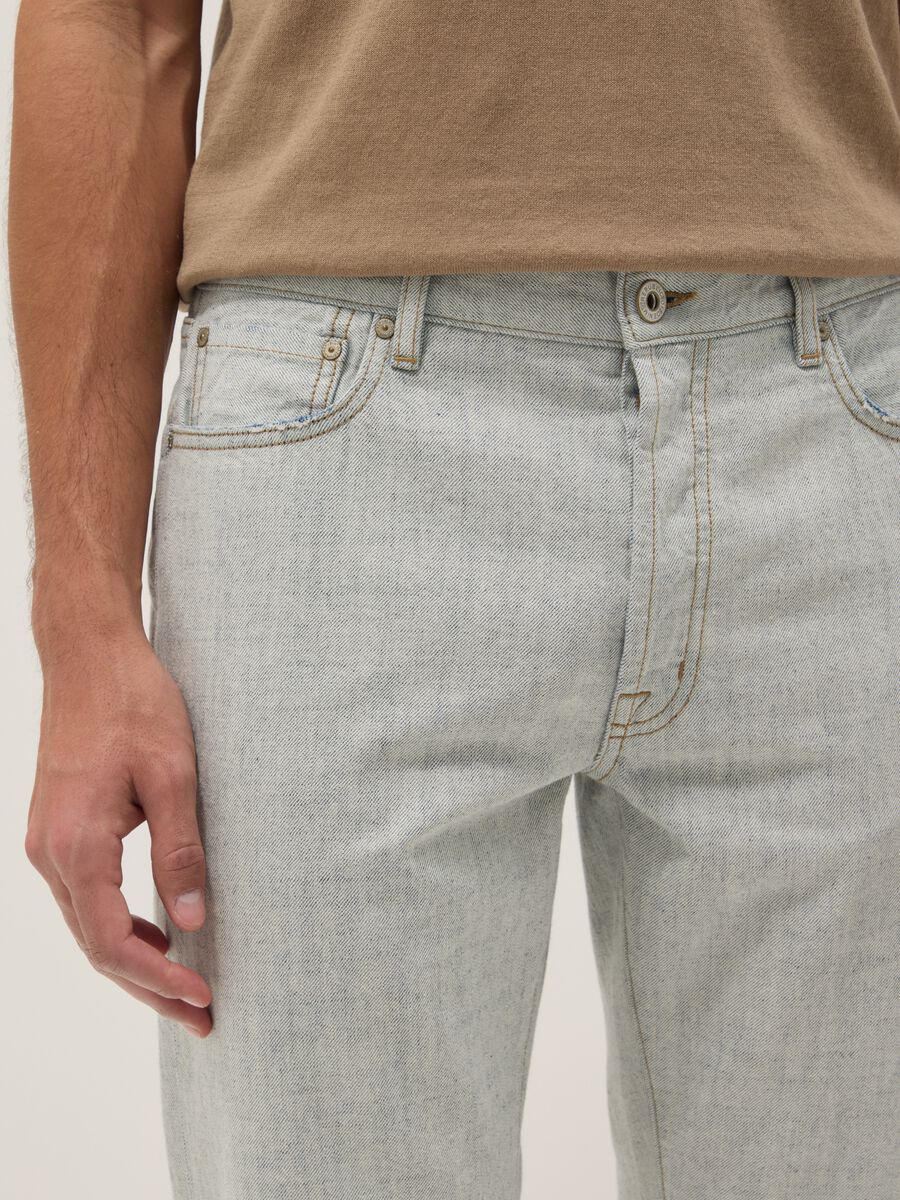 Hellblaue Denim-Jeans aus reiner Baumwolle im Relaxed Fit_4