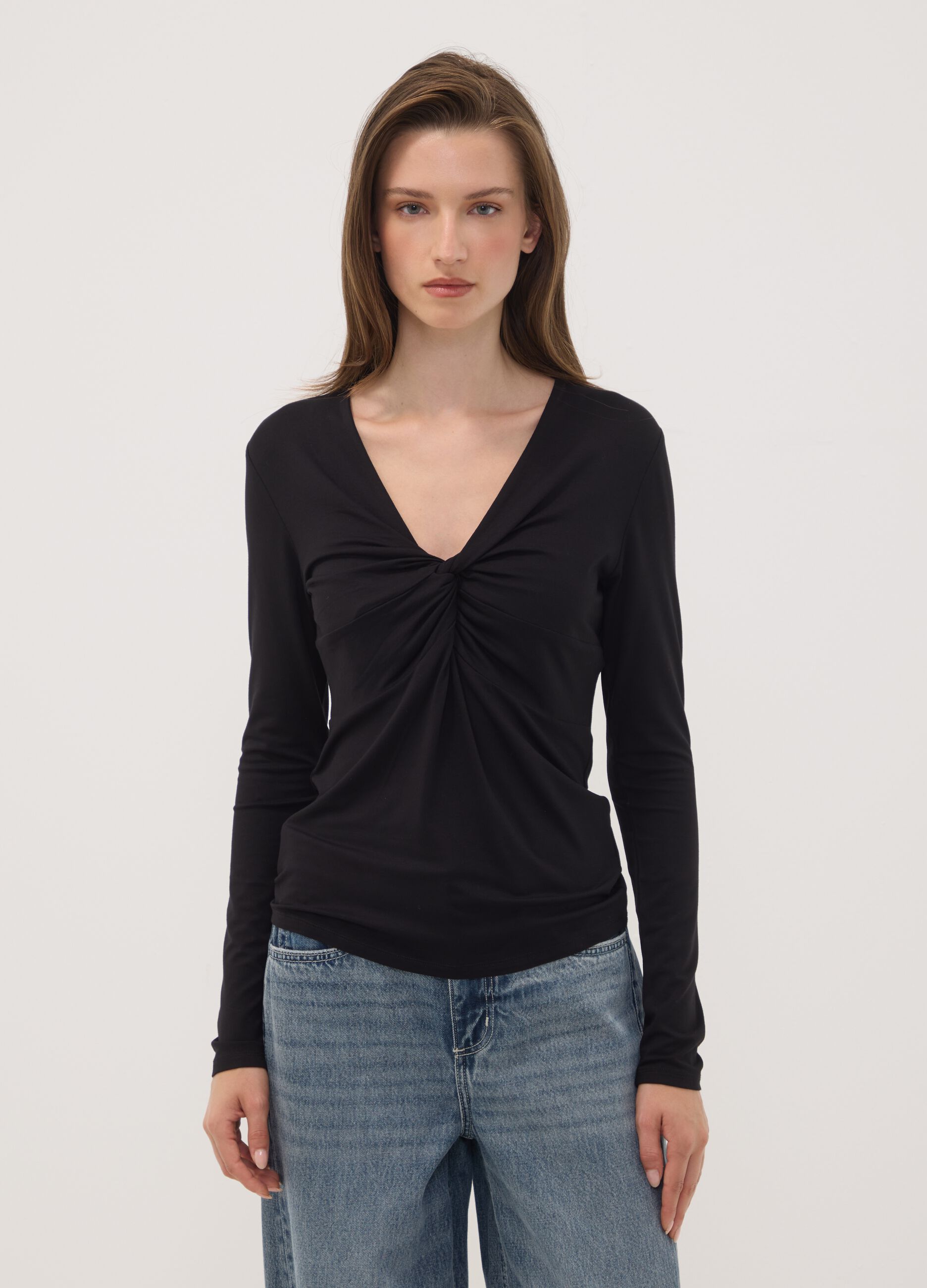 T-shirt nera in viscosa elasticizzata con arricciatura frontale slim fit