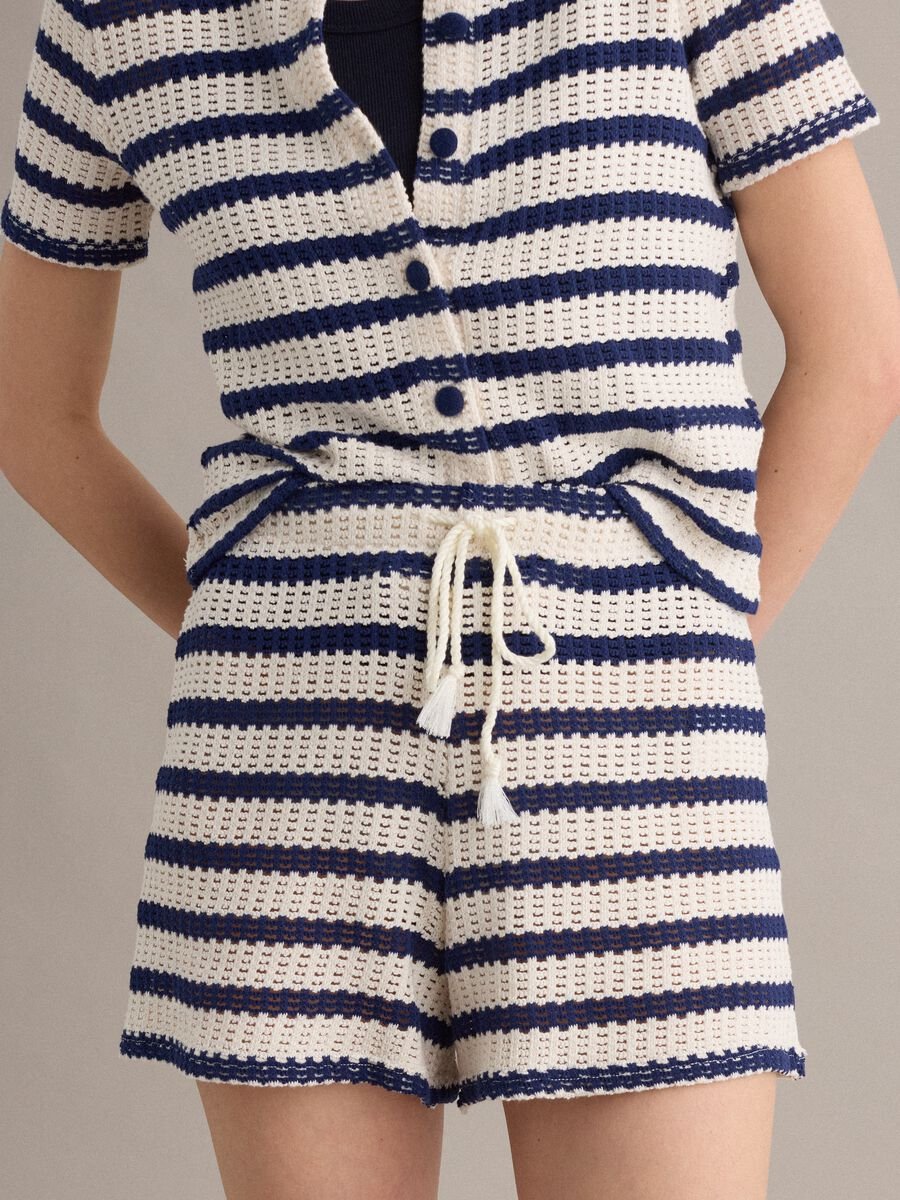 Blue and white striped stretch cotton crochet shorts, regular fit_3