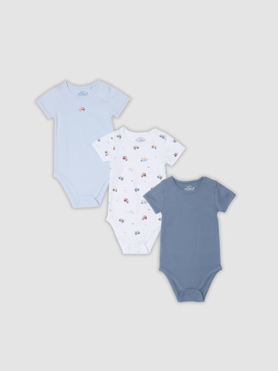 3-pack of blue and white organic cotton baby bodysuits with cars_0