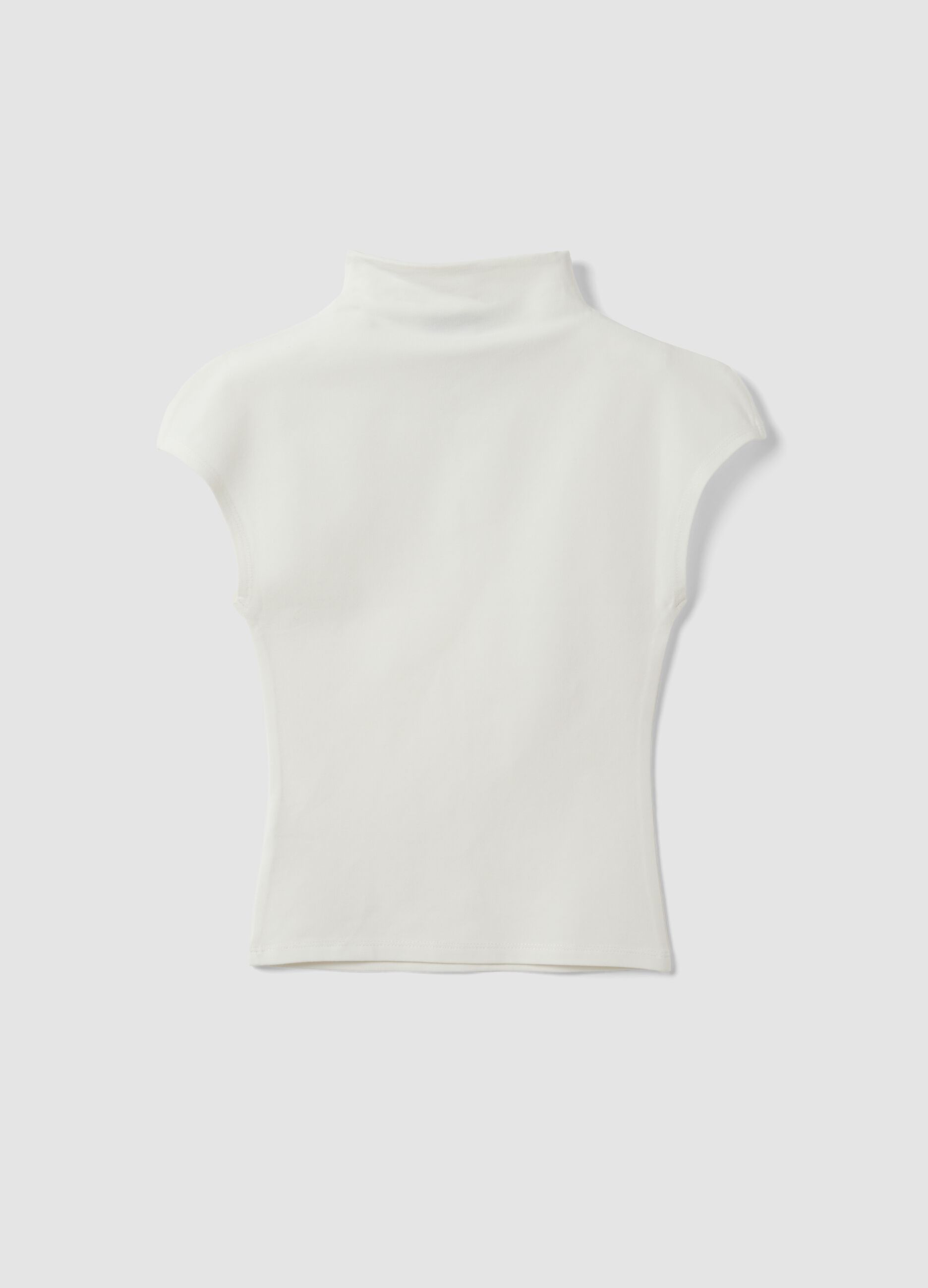 T-shirt branca ajustada em modal e algod&atilde;o el&aacute;stico com gola alta