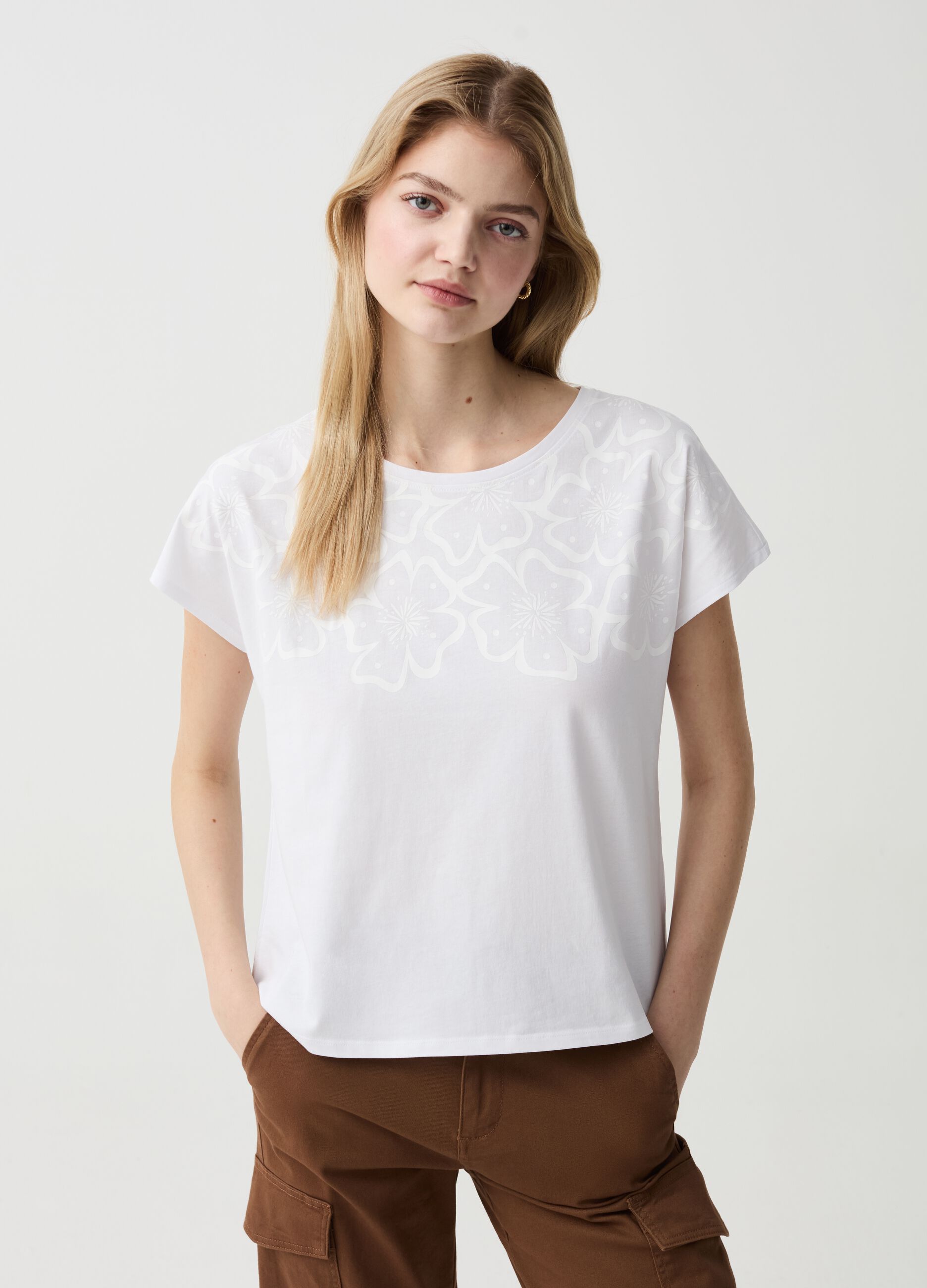 T-shirt in cotone con stampa a fiori