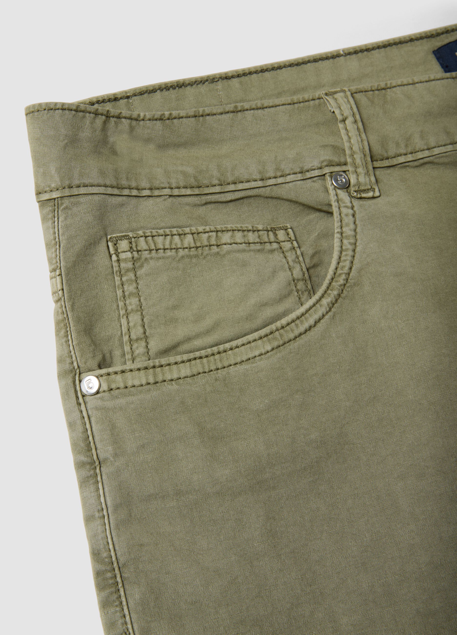 Gr&uuml;ne Bermuda-Shorts aus Stretch-Baumwolle im Five-Pocket-Style