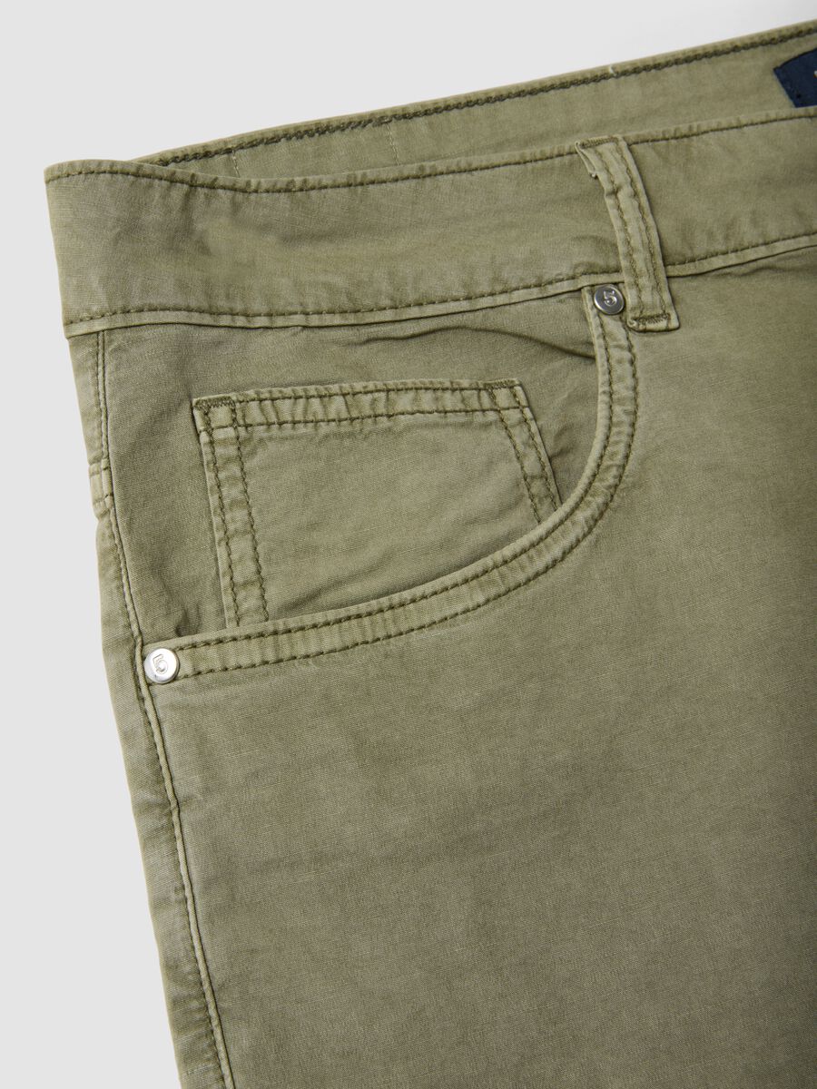 Gr&uuml;ne Bermuda-Shorts aus Stretch-Baumwolle im Five-Pocket-Style_5