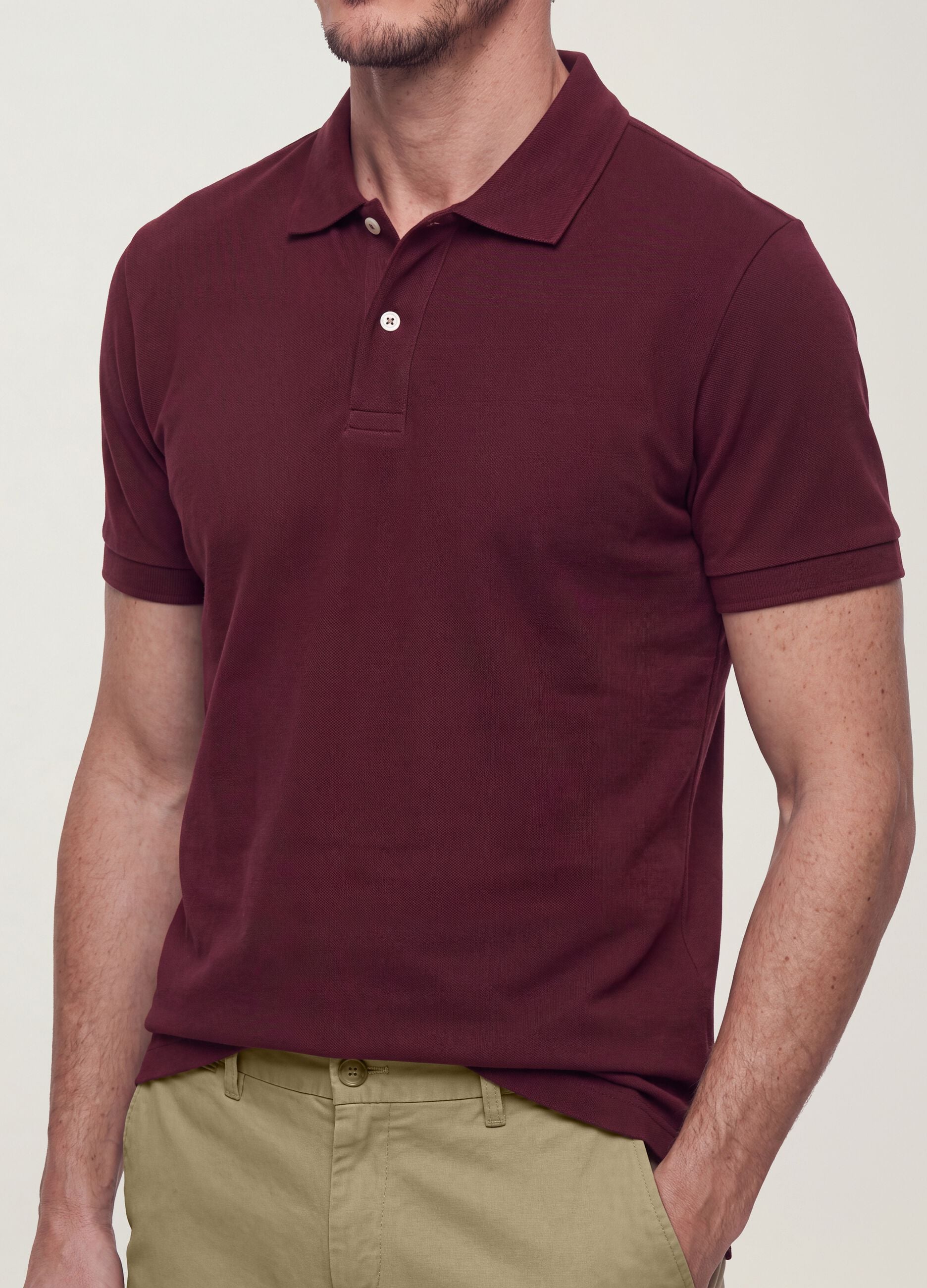 Polo rojo de piqu&eacute; 100% algod&oacute;n con cuello cl&aacute;sico, corte regular