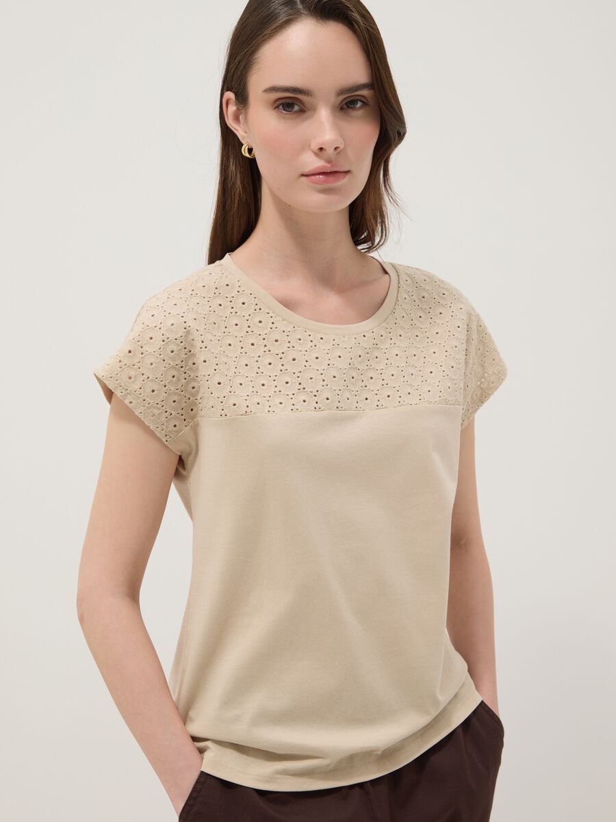 Camiseta beige de algod&oacute;n puro con encaje sangallo_0