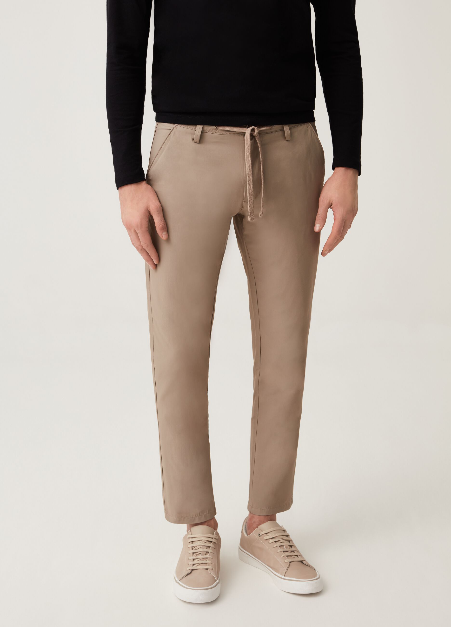 Chinos relaxed fit con cordón